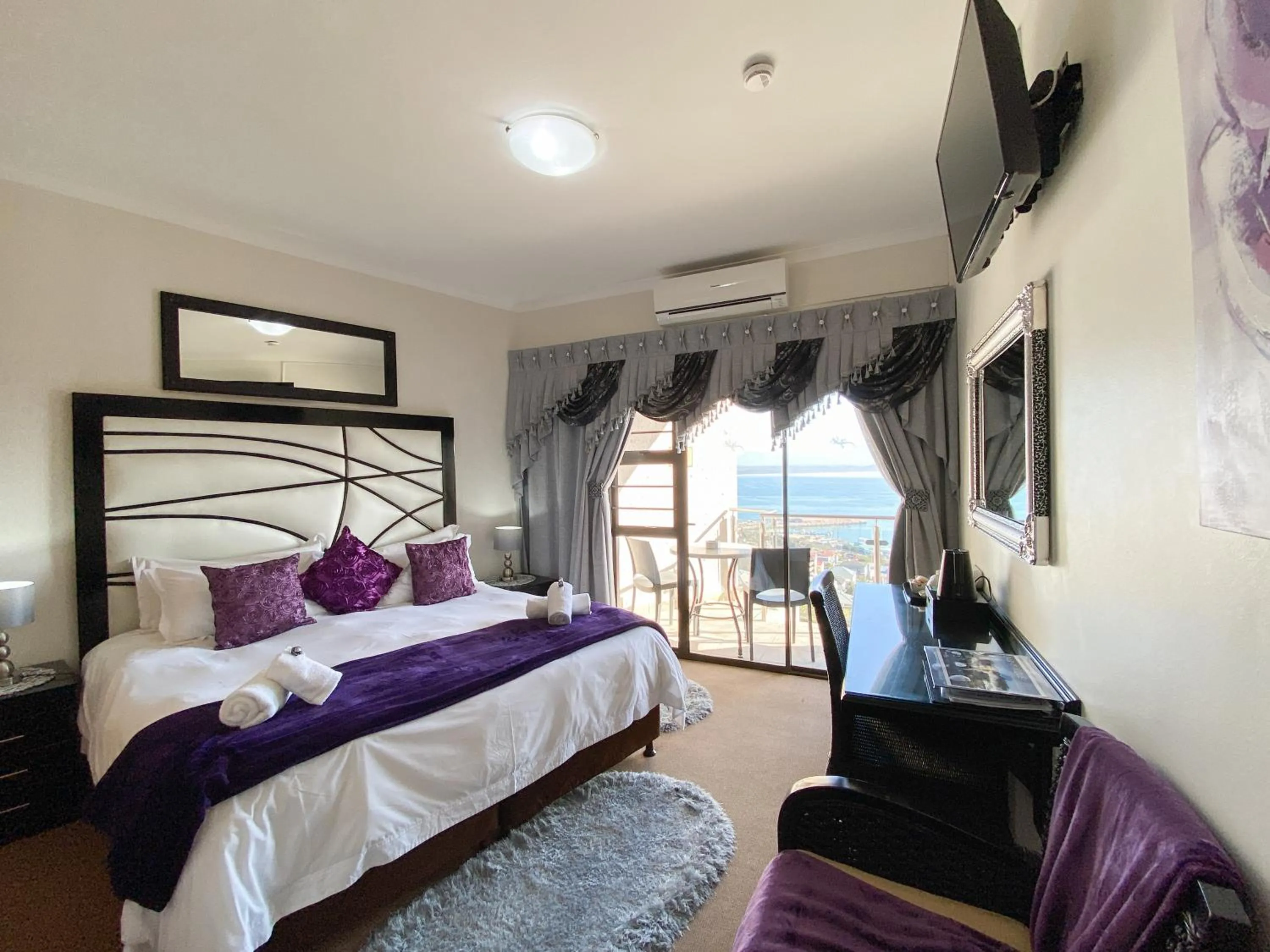 Bed in Bar-t-nique Guest House