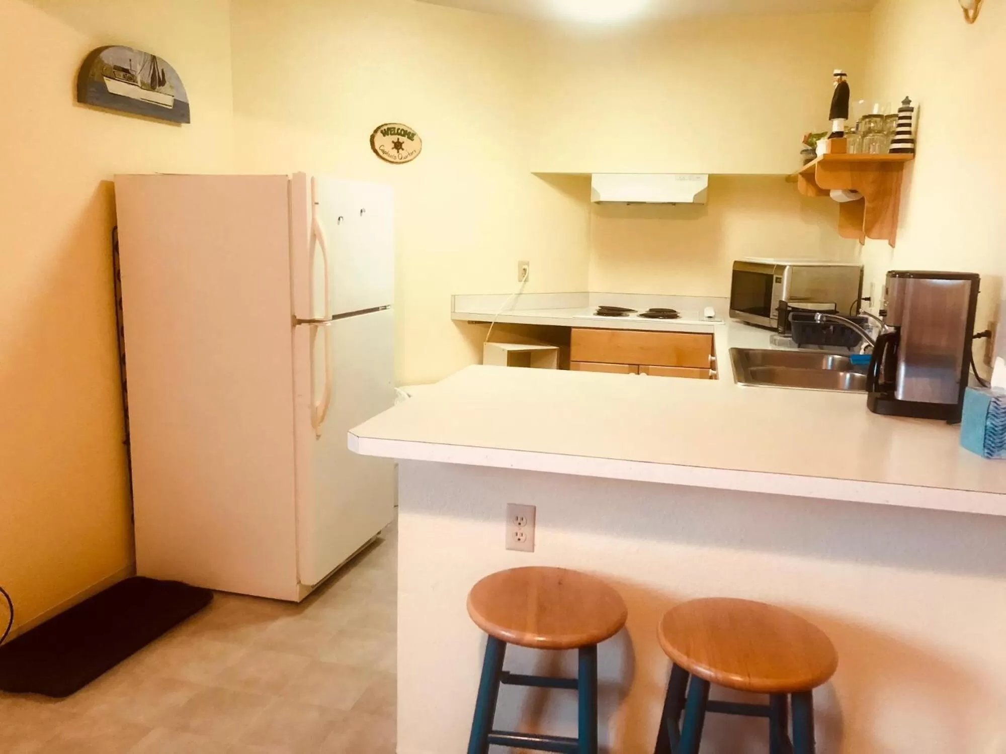 Kitchen/Kitchenette in Driftwood Inn