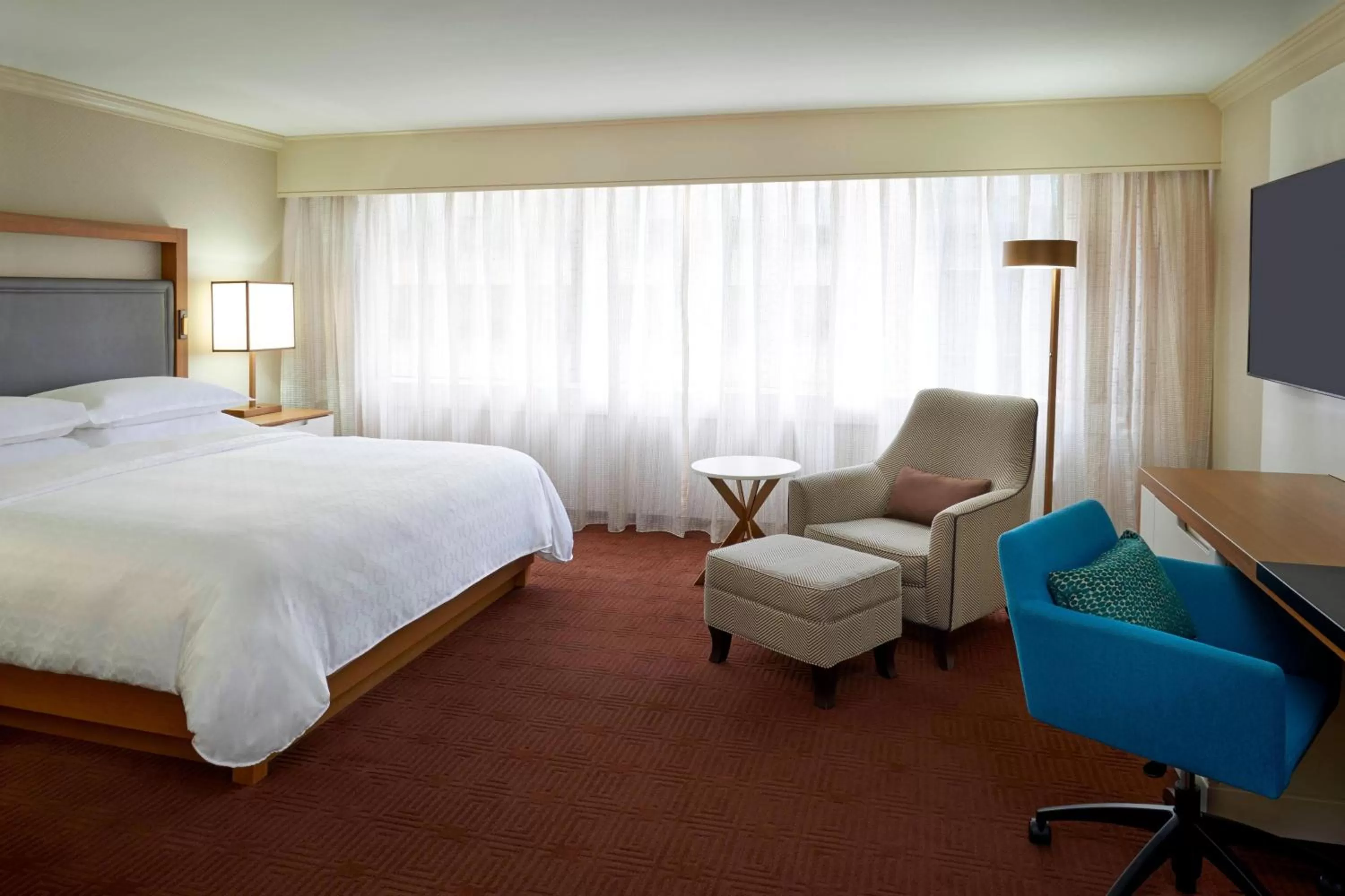 Photo of the whole room, Bed in Sheraton Ottawa Hotel