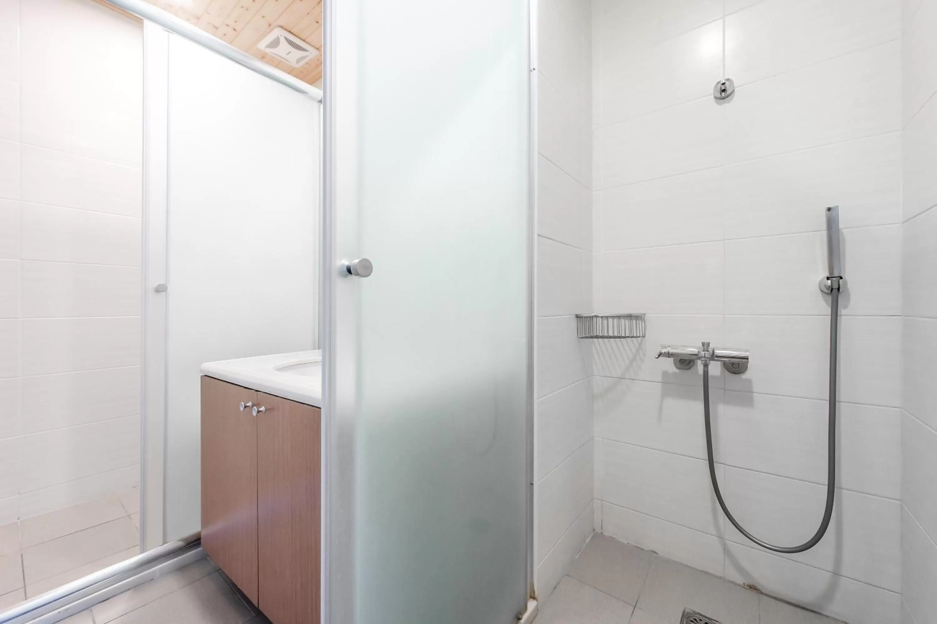 Bathroom in lightness Station Inn