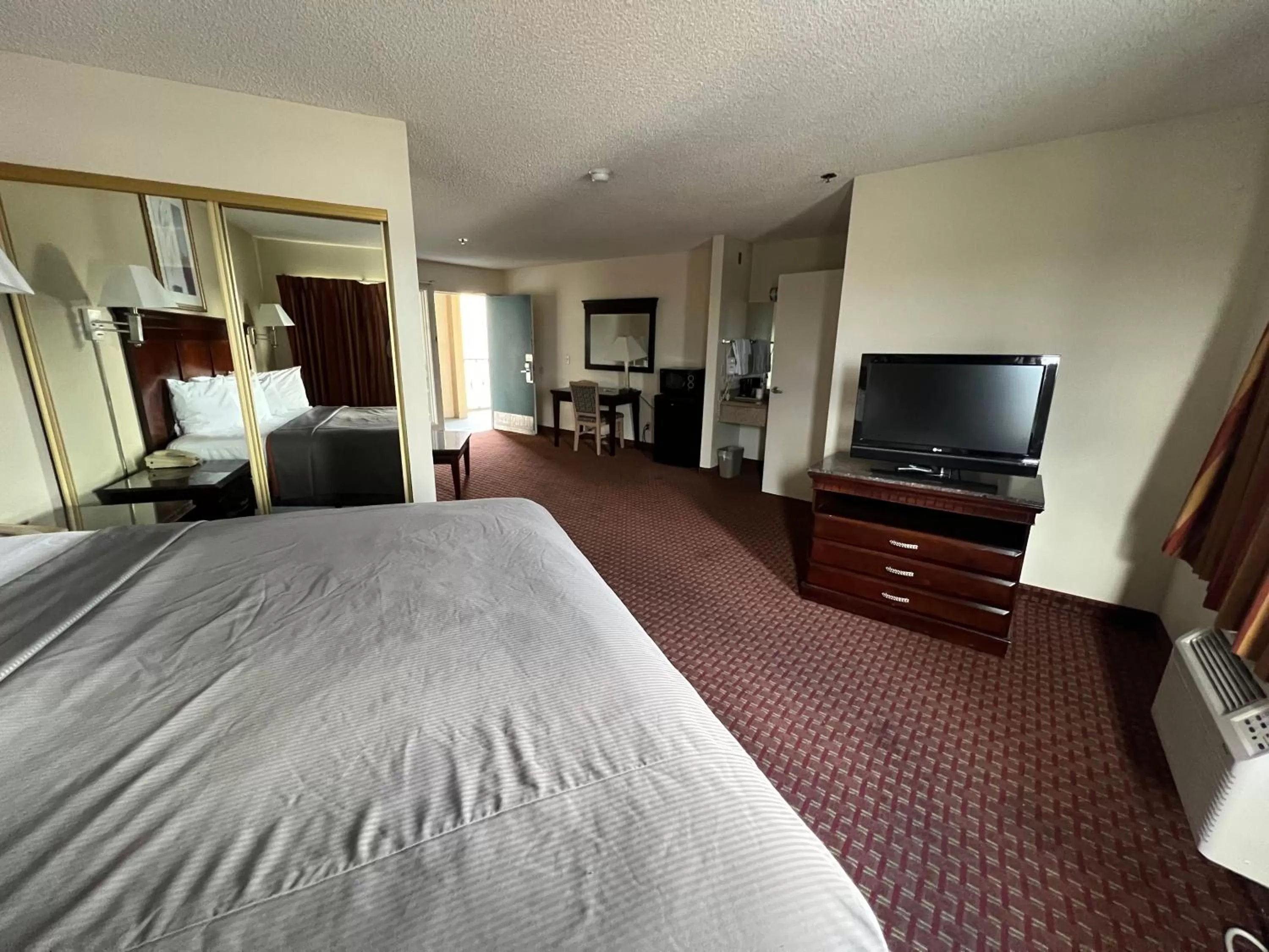 Bed in Days Inn & Suites by Wyndham Rancho Cordova