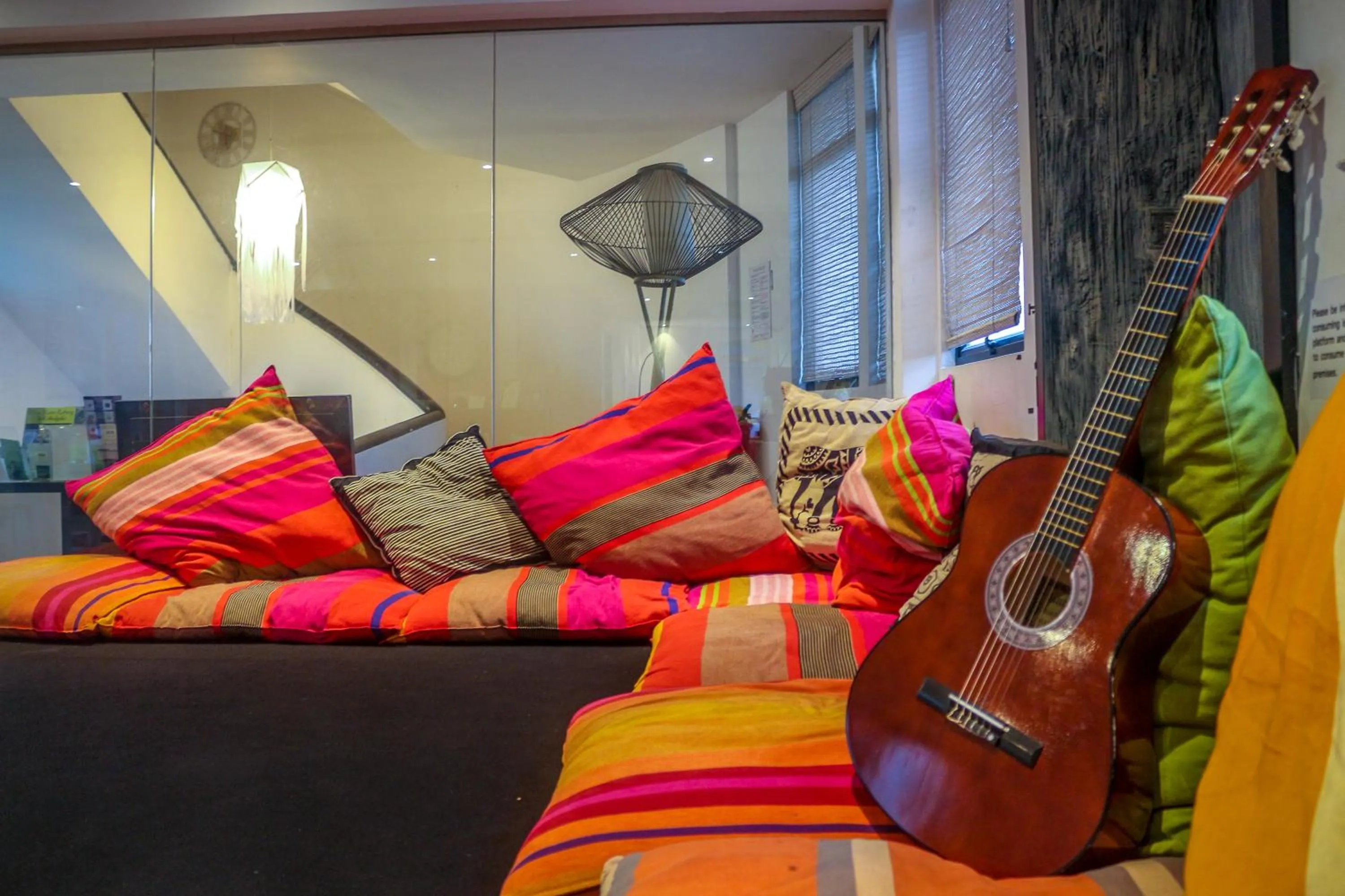 Communal lounge/ TV room, Bed in Clock Inn Colombo