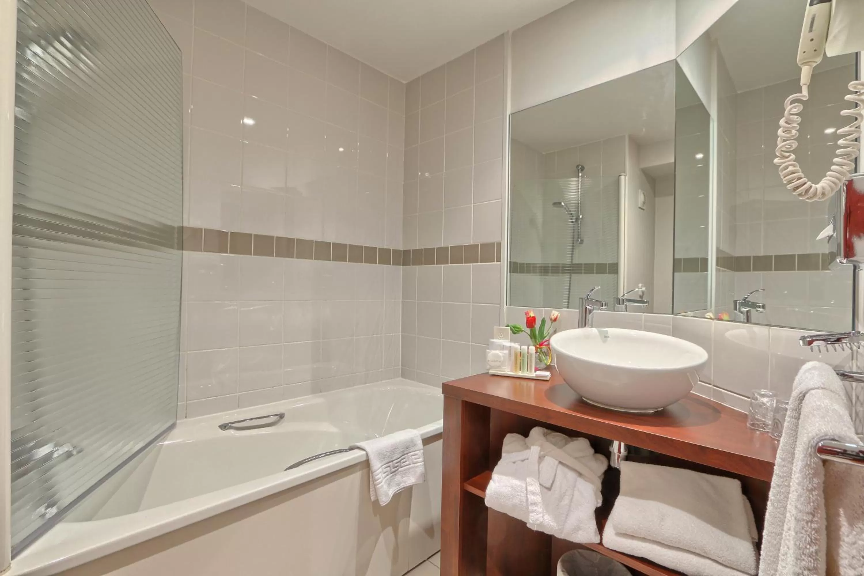 Bathroom in Golden Tulip CDG Airport Roissy