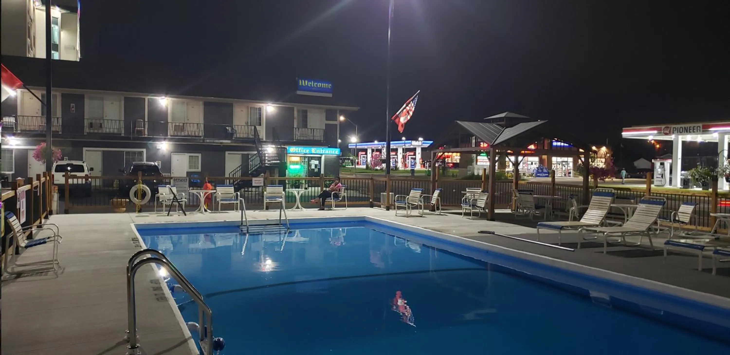 Swimming pool in Niagara Falls Courtside Inn