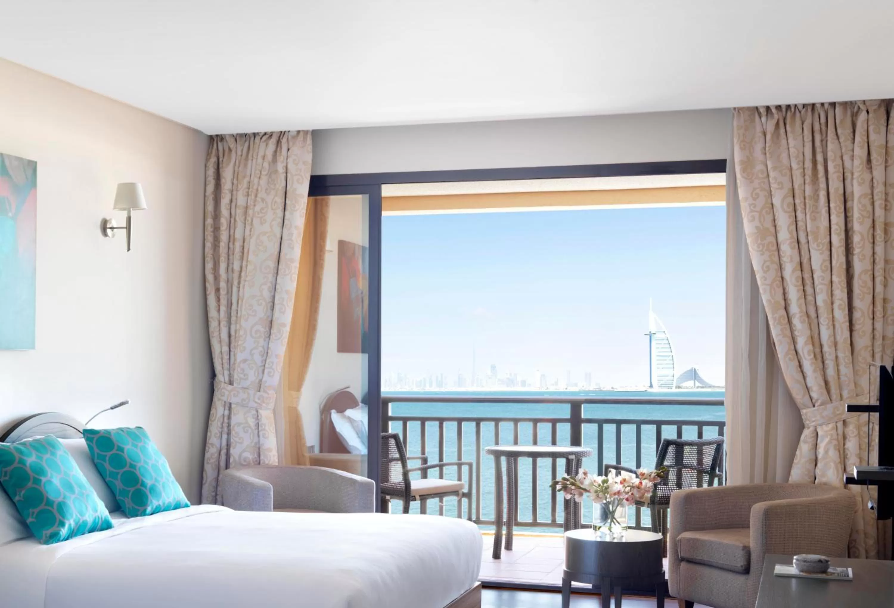 Balcony/Terrace, Bed in Anantara The Palm Dubai Resort