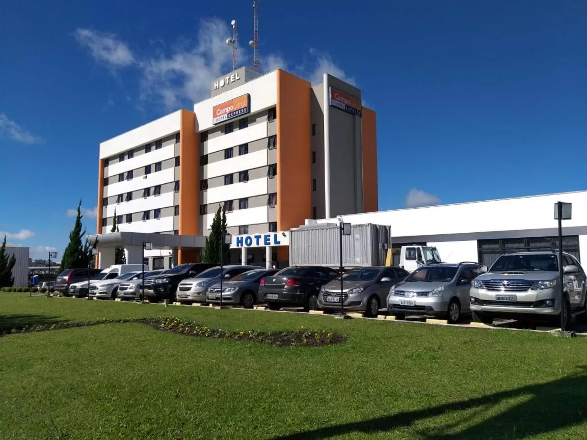 Property building in Hotel Campo Largo Express