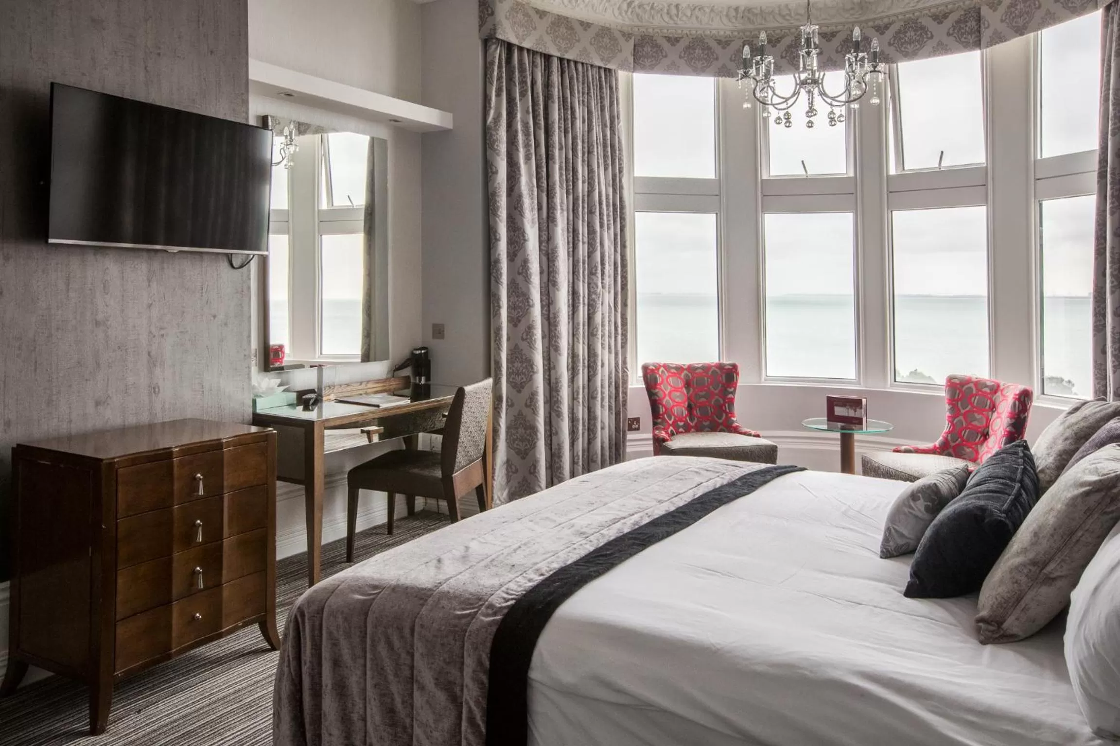 Bedroom, Bed in Muthu Westcliff Hotel (Near London Southend Airport)