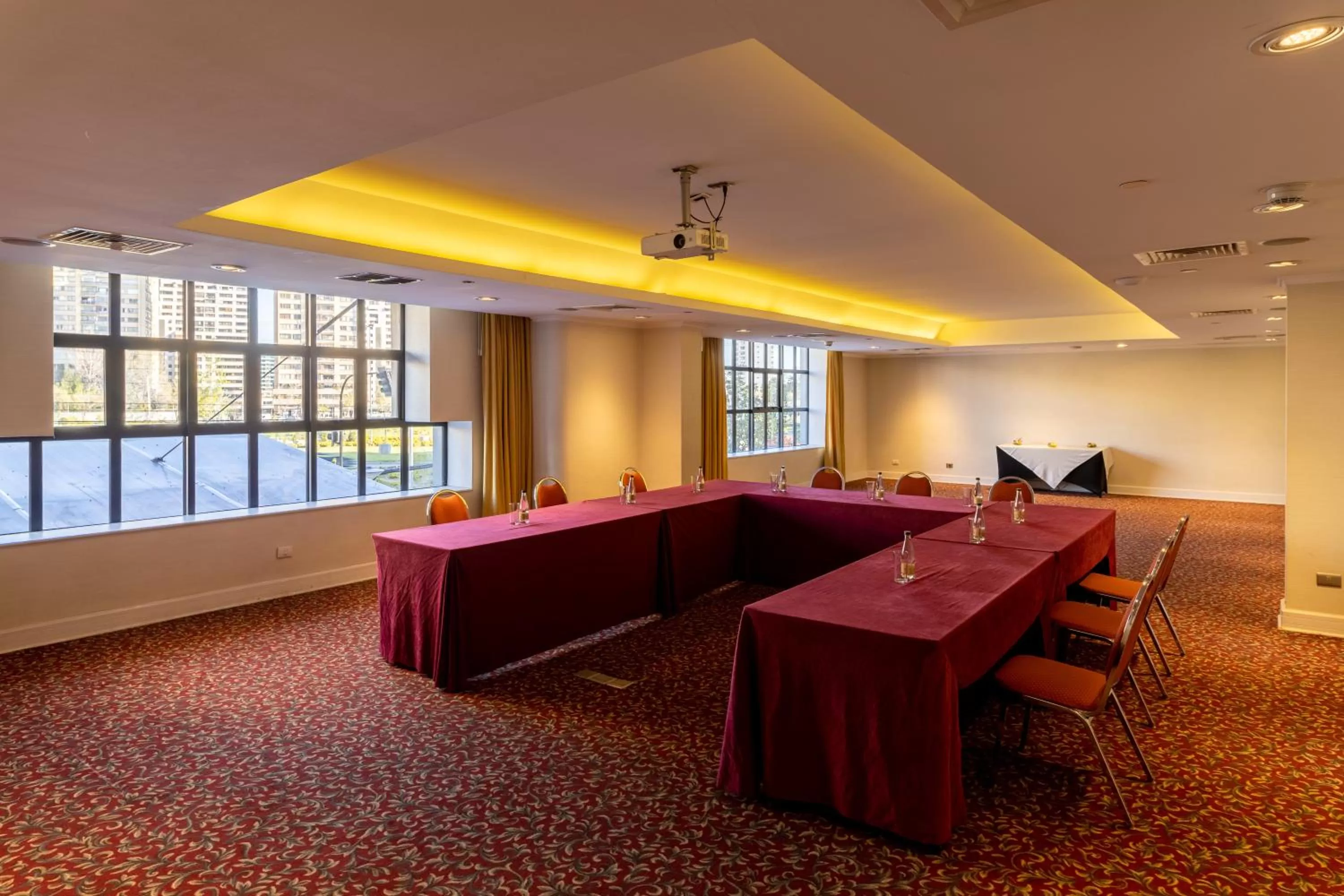 Business facilities in Wyndham Garden Santiago Kennedy