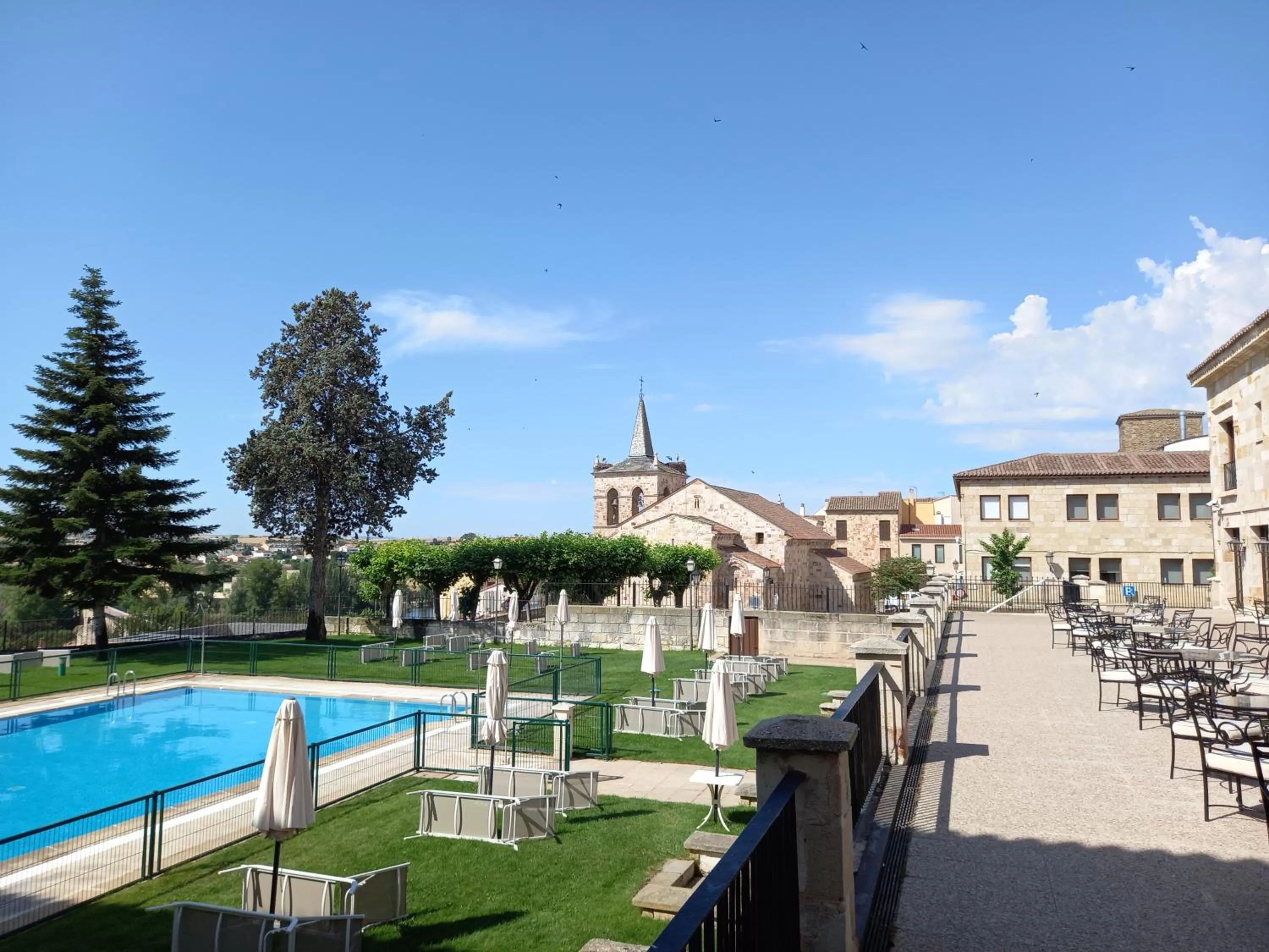 Pool view in Parador de Zamora