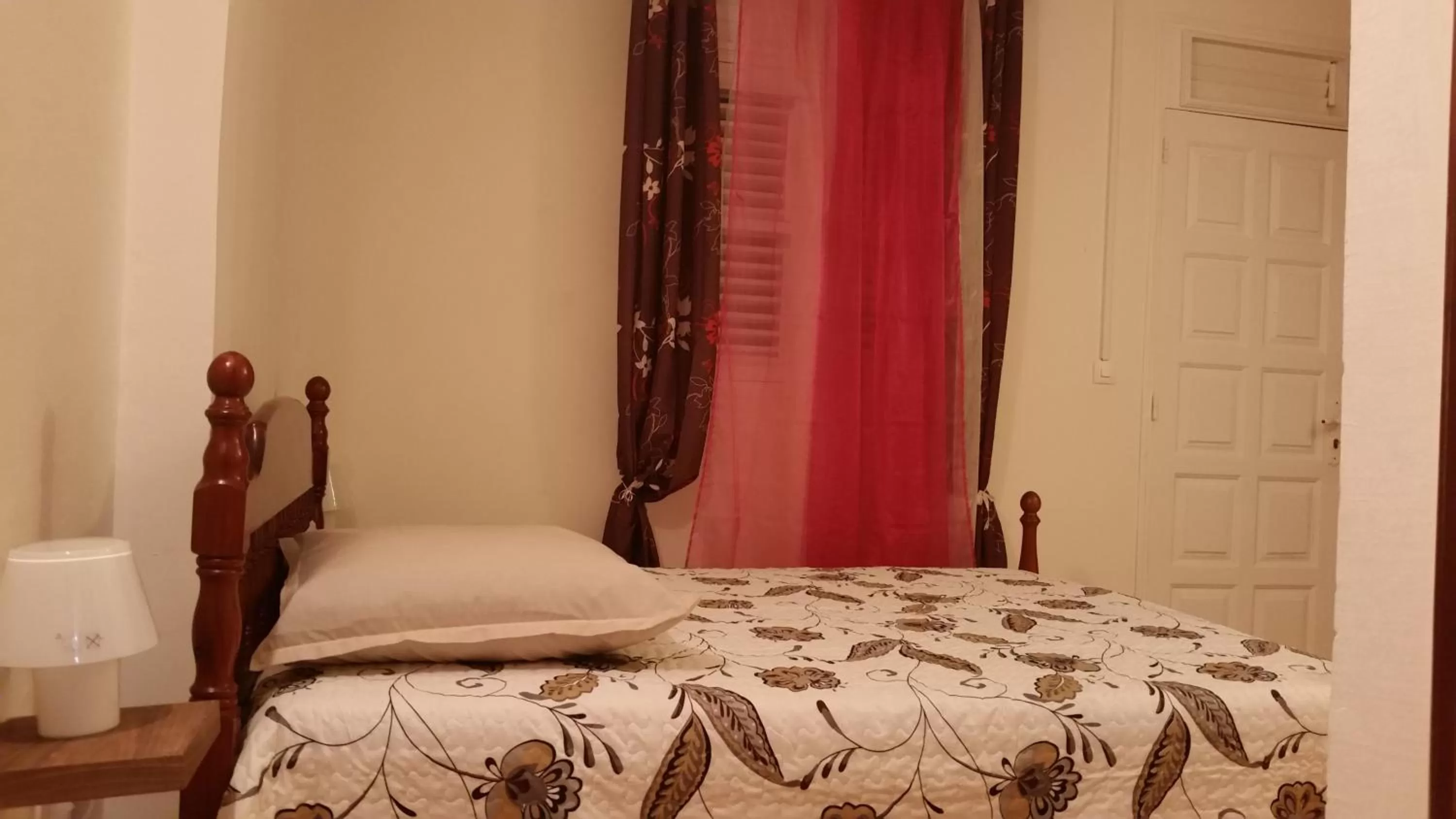 Photo of the whole room, Bed in L'Oliveraie