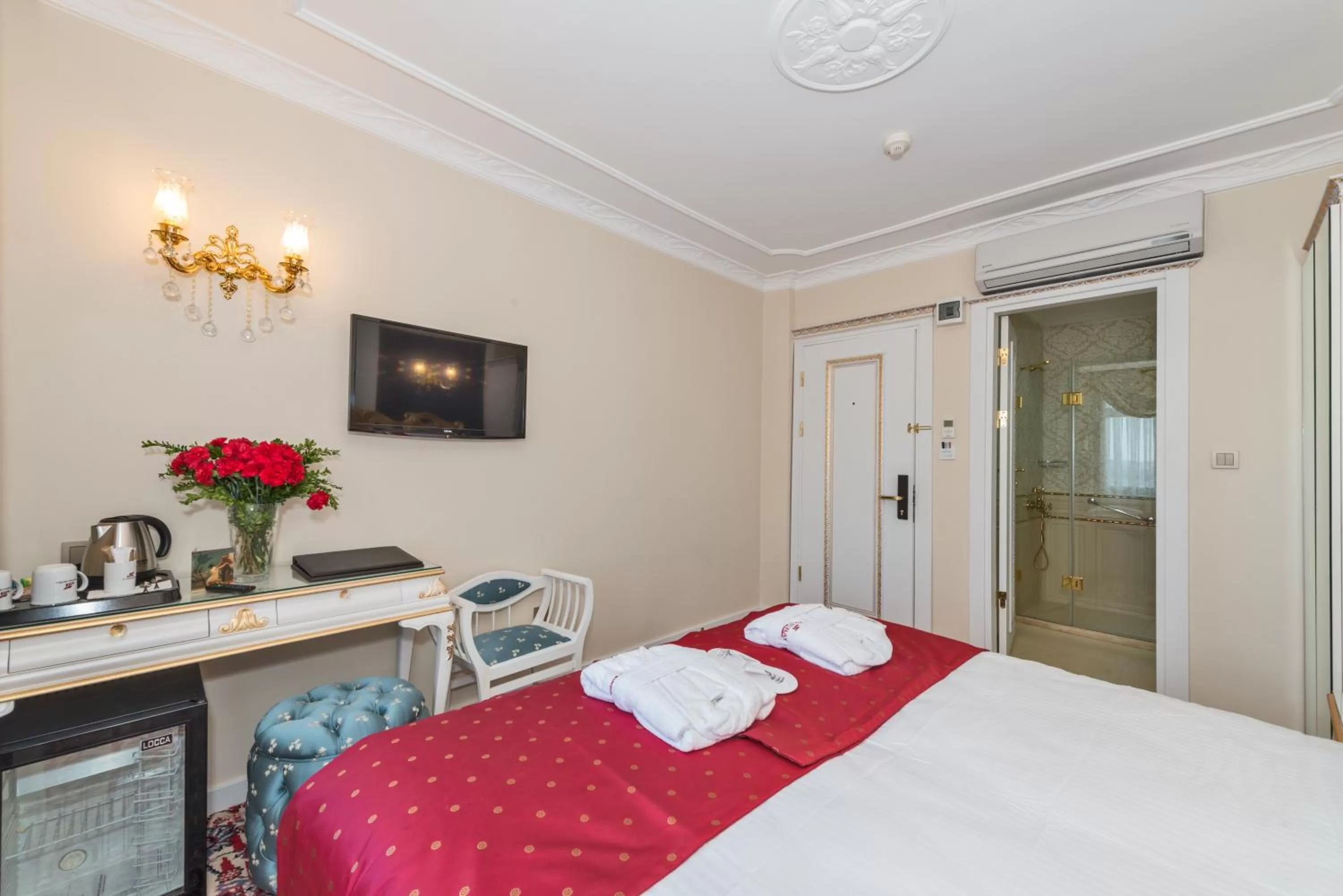 Shower, Bed in Galatower Hotel