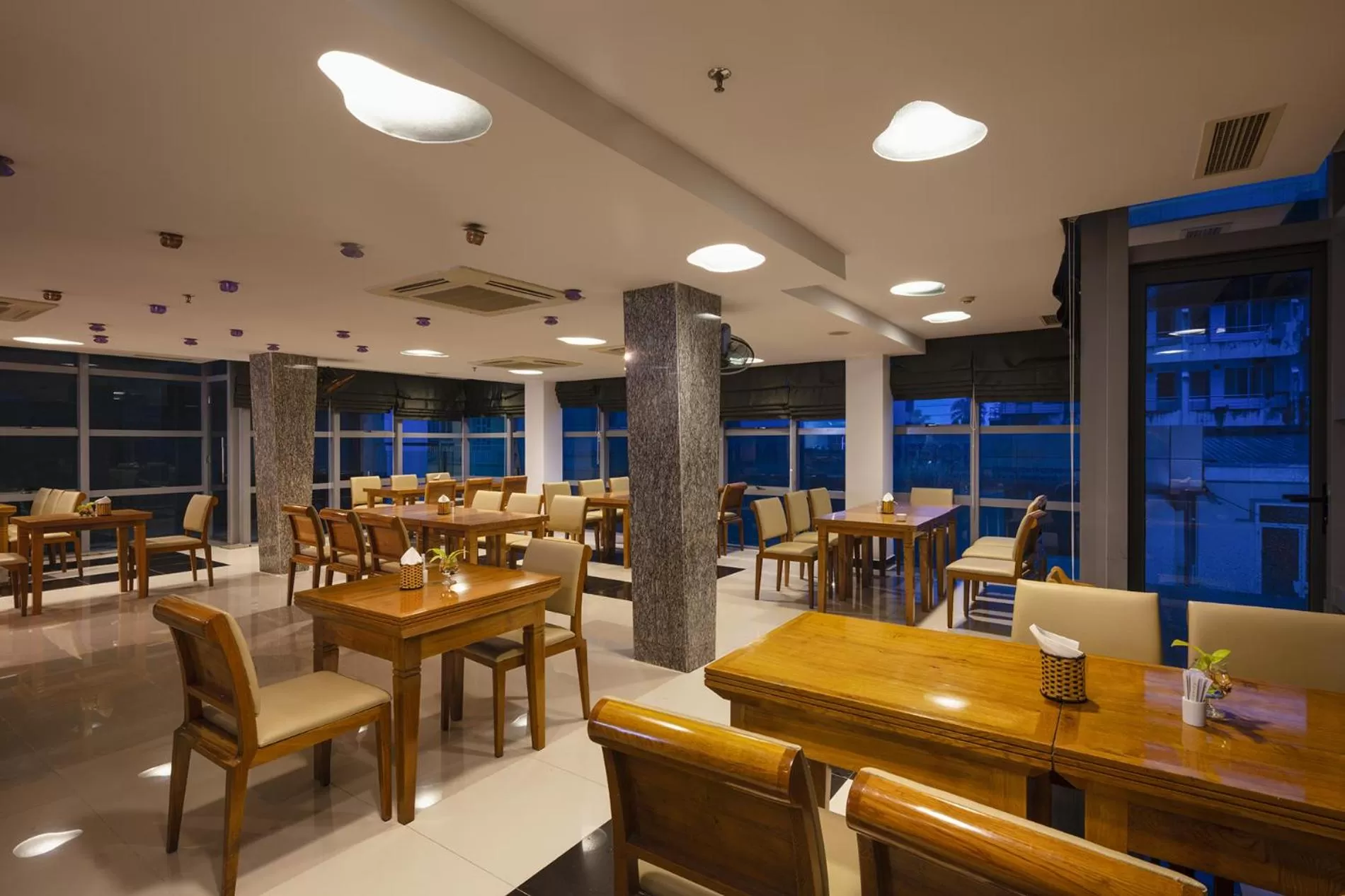 Restaurant/places to eat in Prime New Hotel