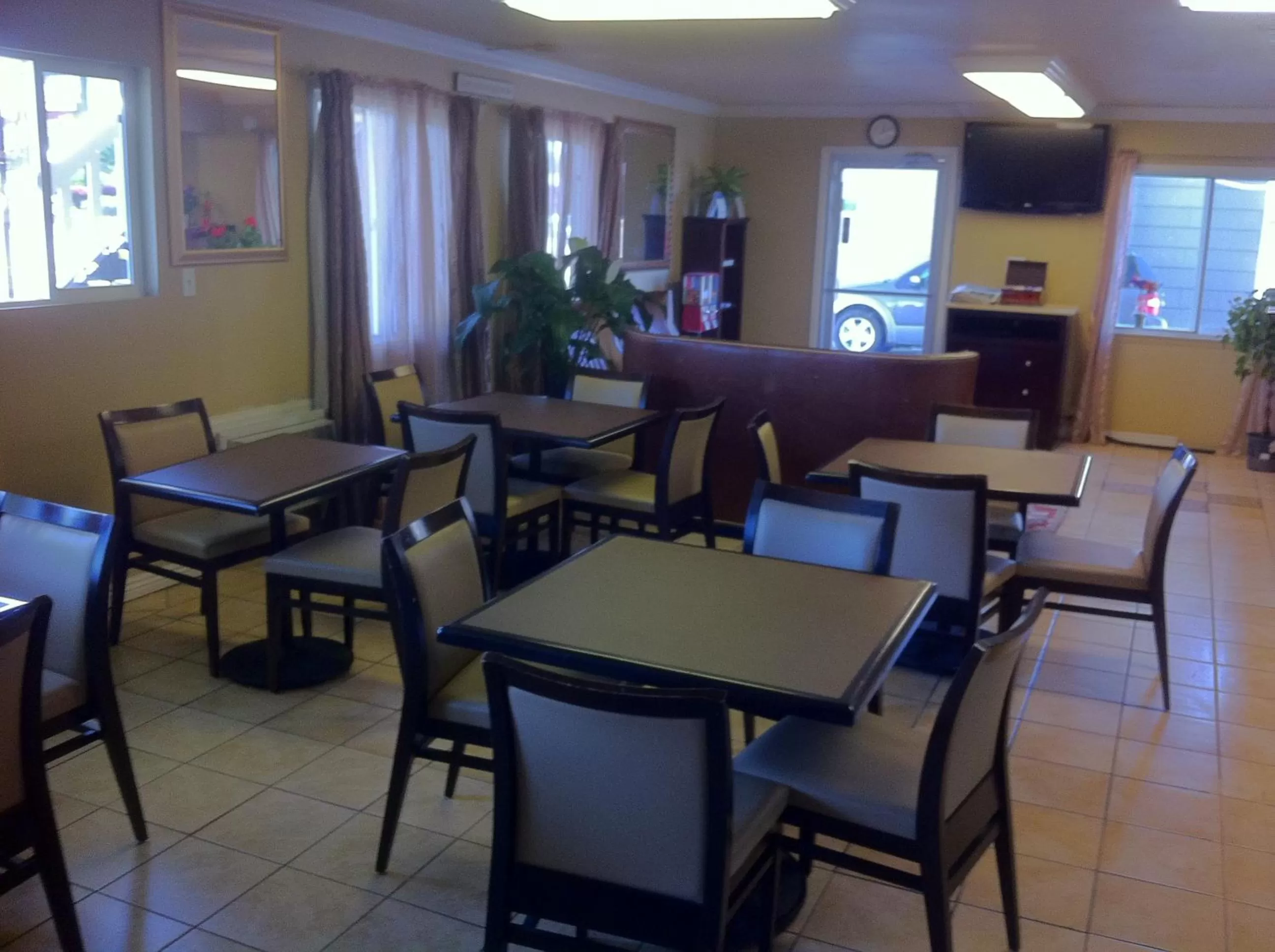 Restaurant/Places to Eat in 1st Interstate Inn