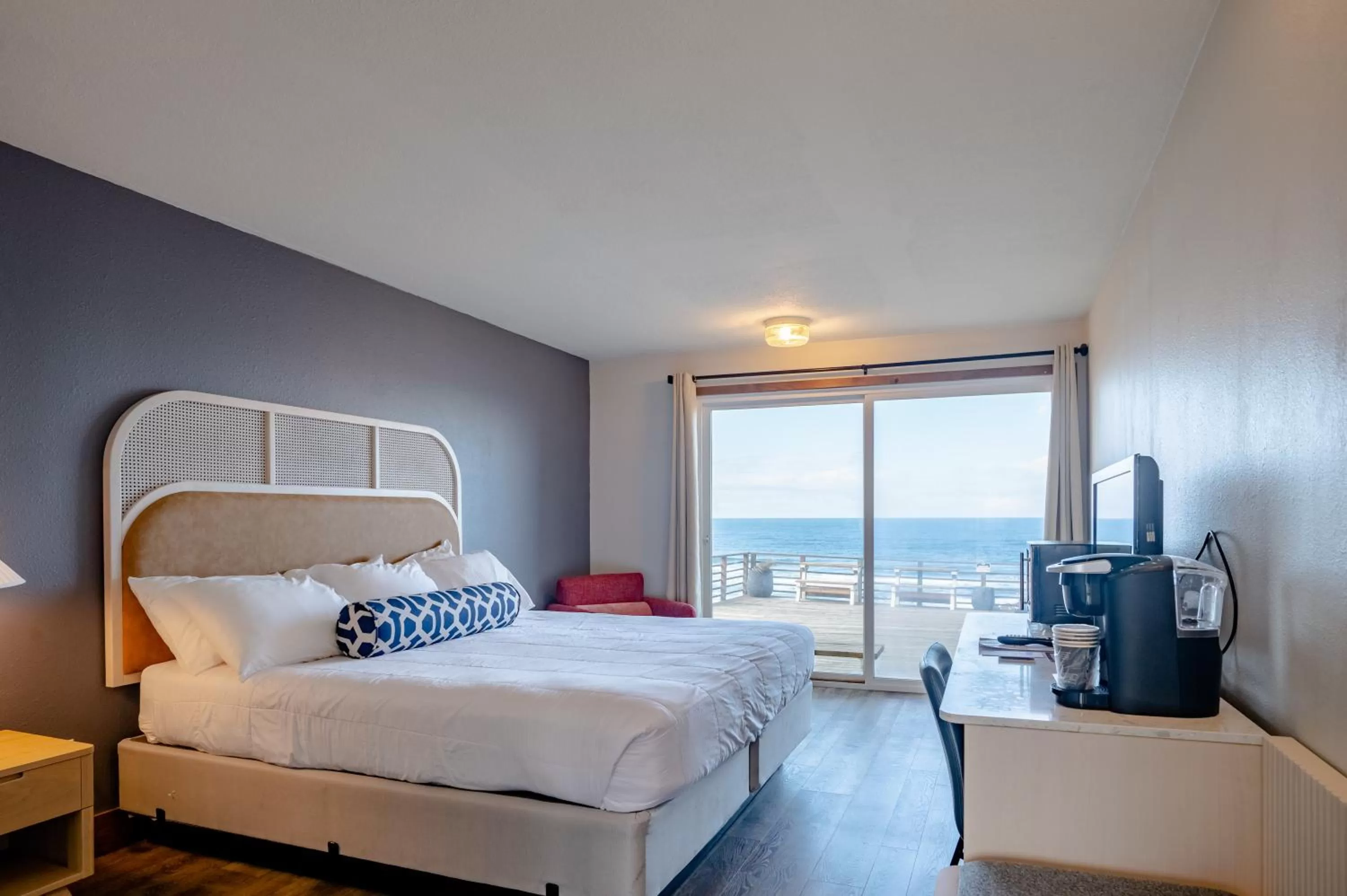 Bed in Seagull Beachfront Inn