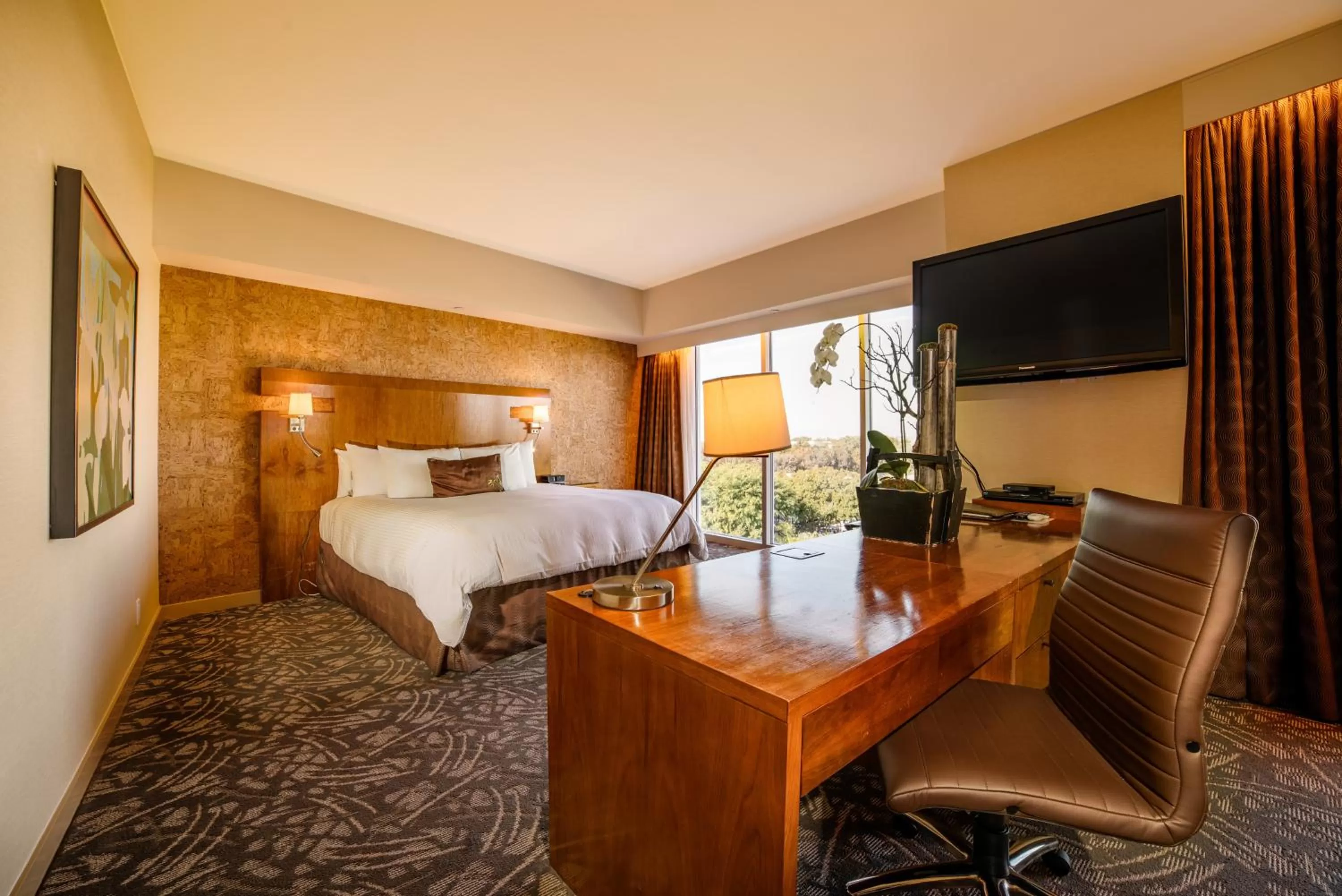 Bed in Miyako Hybrid Hotel Torrance