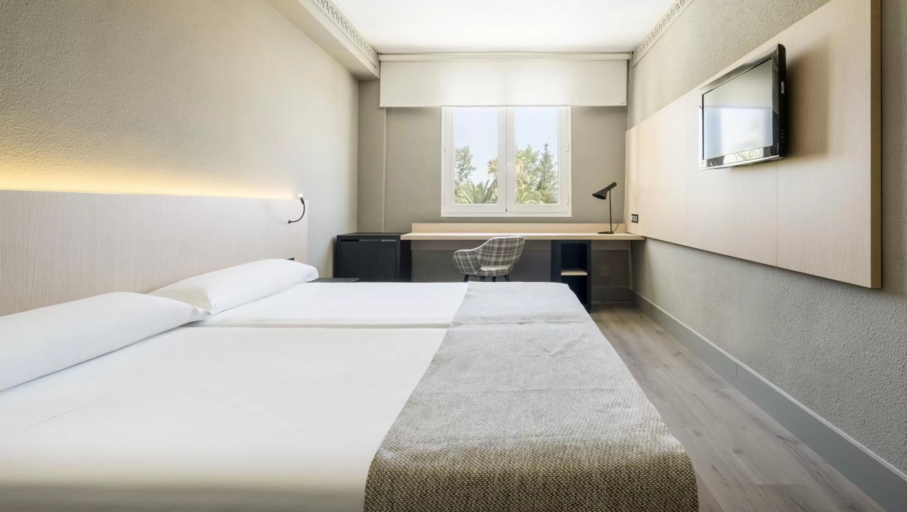 Photo of the whole room, Bed in Hotel Ilunion Las Lomas