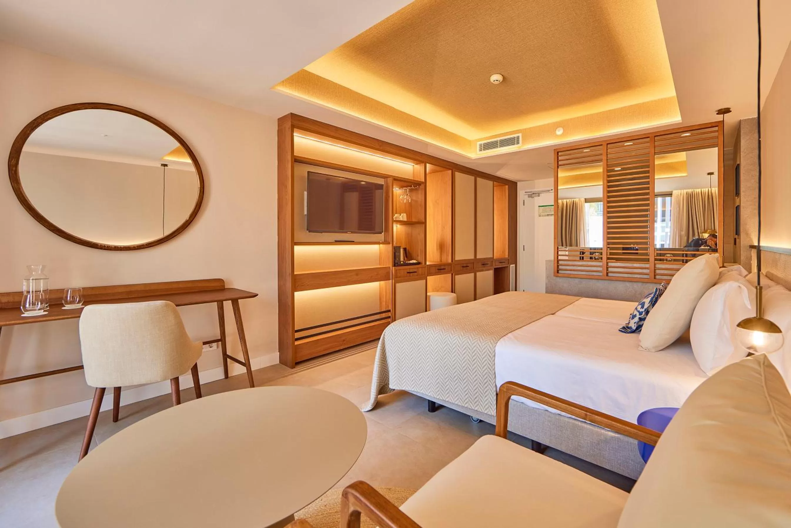 Photo of the whole room, Bed in Universal Grand León & Spa