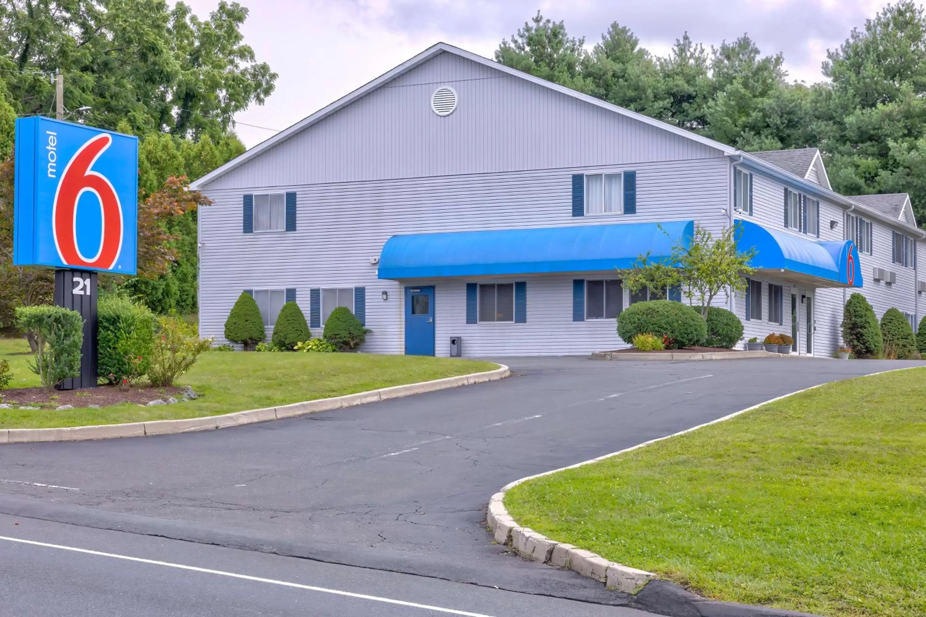 Property building in Motel 6 Bethel, CT - Danbury