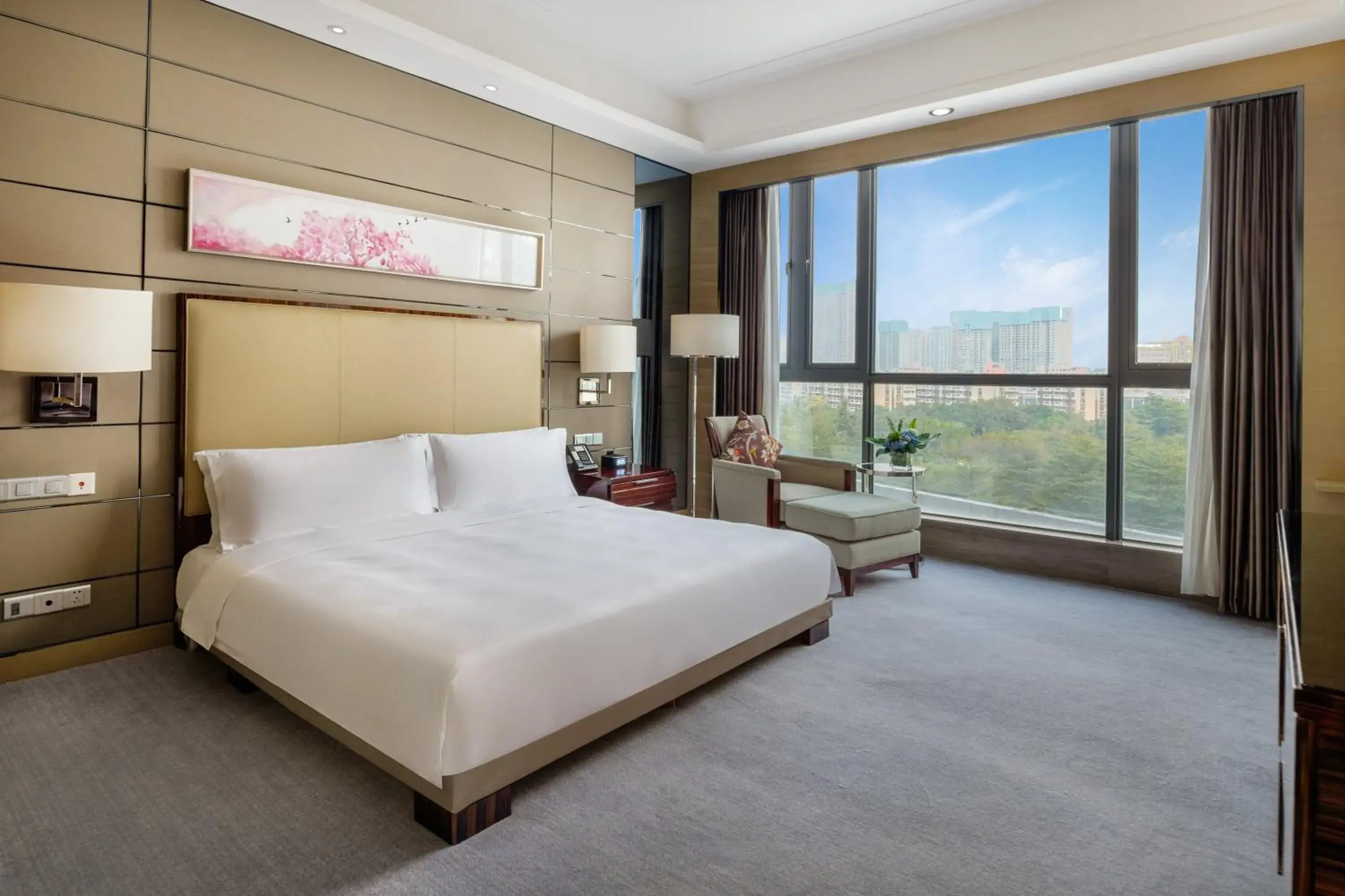 Standard King Room - Accessible in Crowne Plaza Shenzhen Longgang City Centre by IHG Standard King Room - Accessible in Crowne Plaza Shenzhen Longgang City Centre by IHG