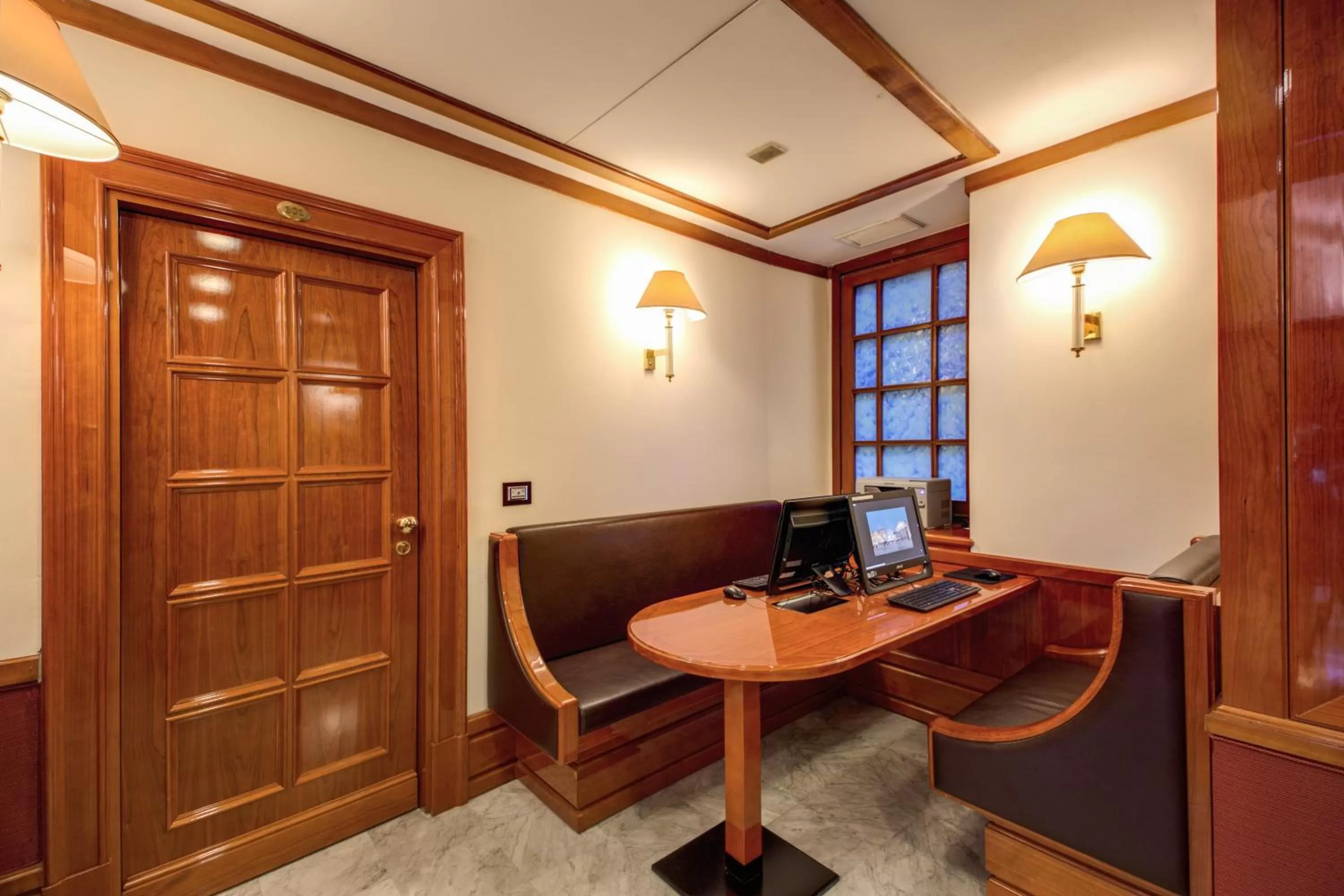 Business facilities in Albergo del Senato