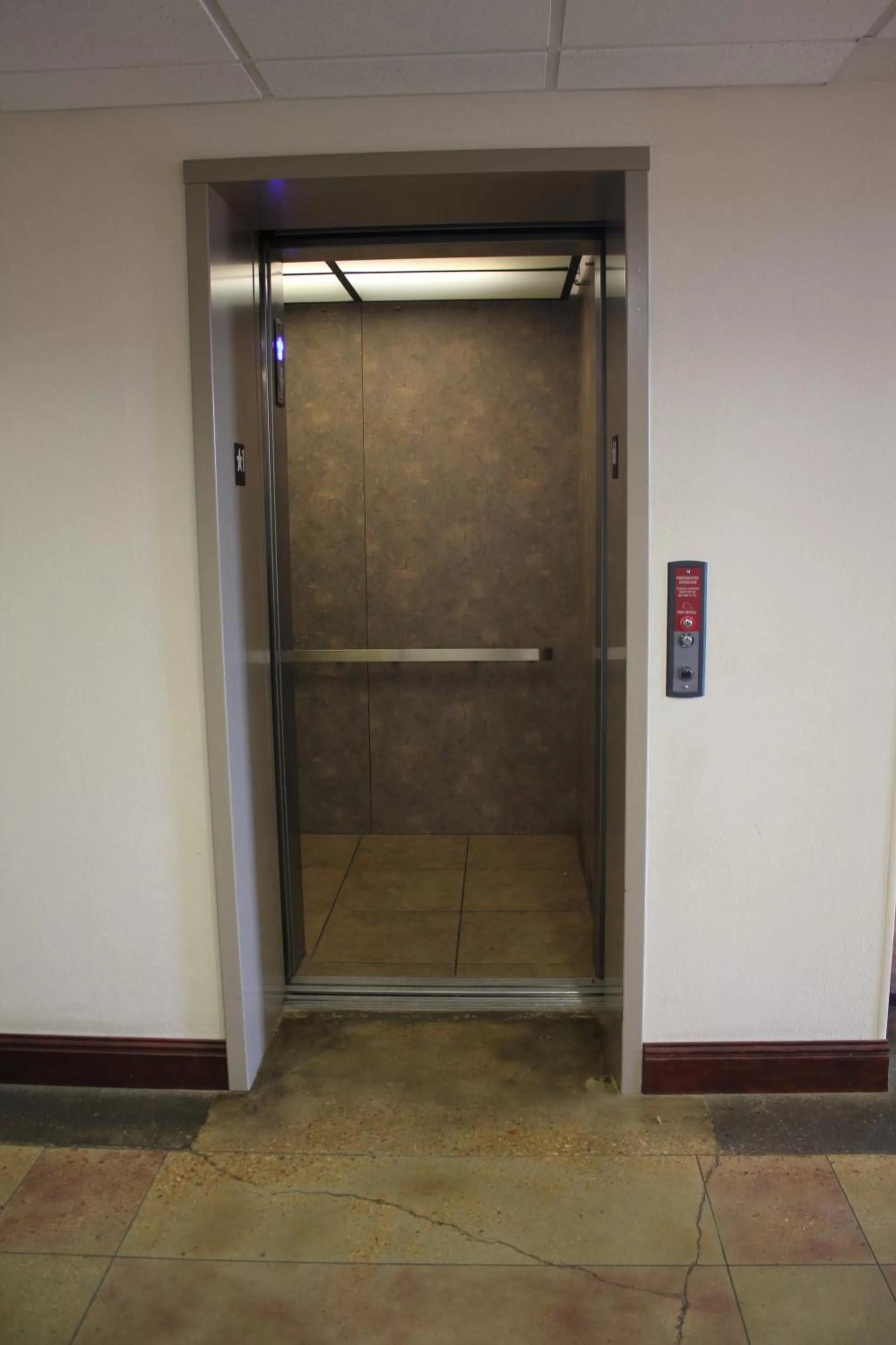 elevator in Heritage Inn and Suites