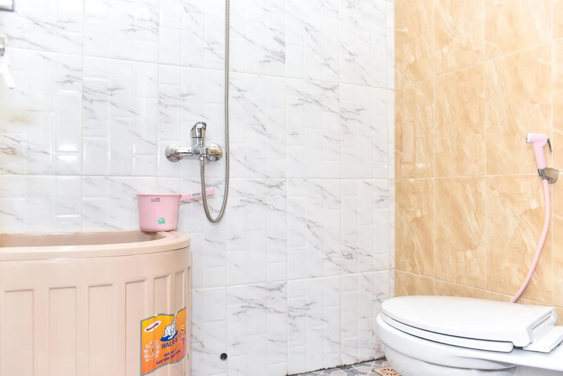 Shower in RedDoorz Syariah near Gelora Delta Sidoarjo 2