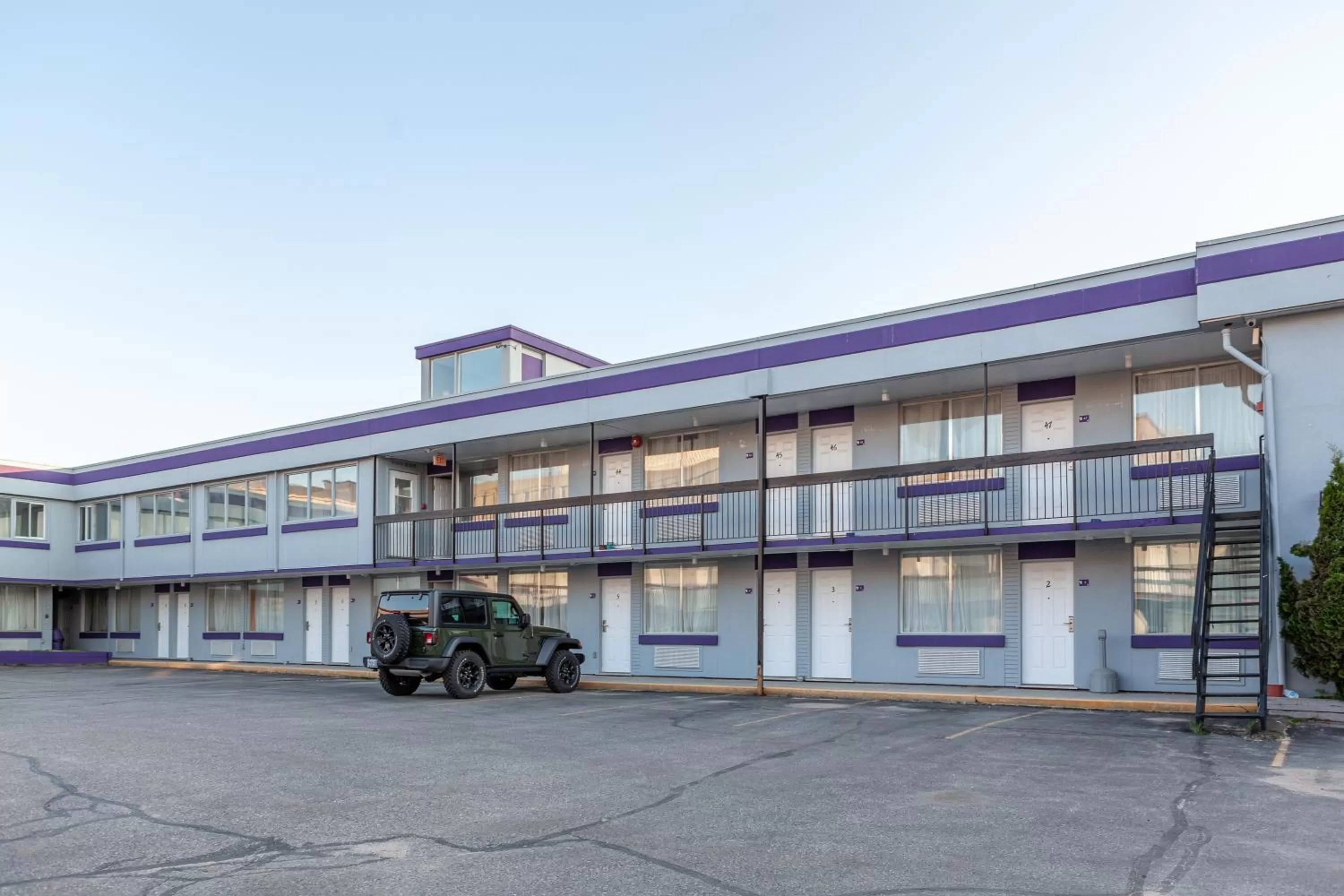 Property building in Knights Inn North Bay