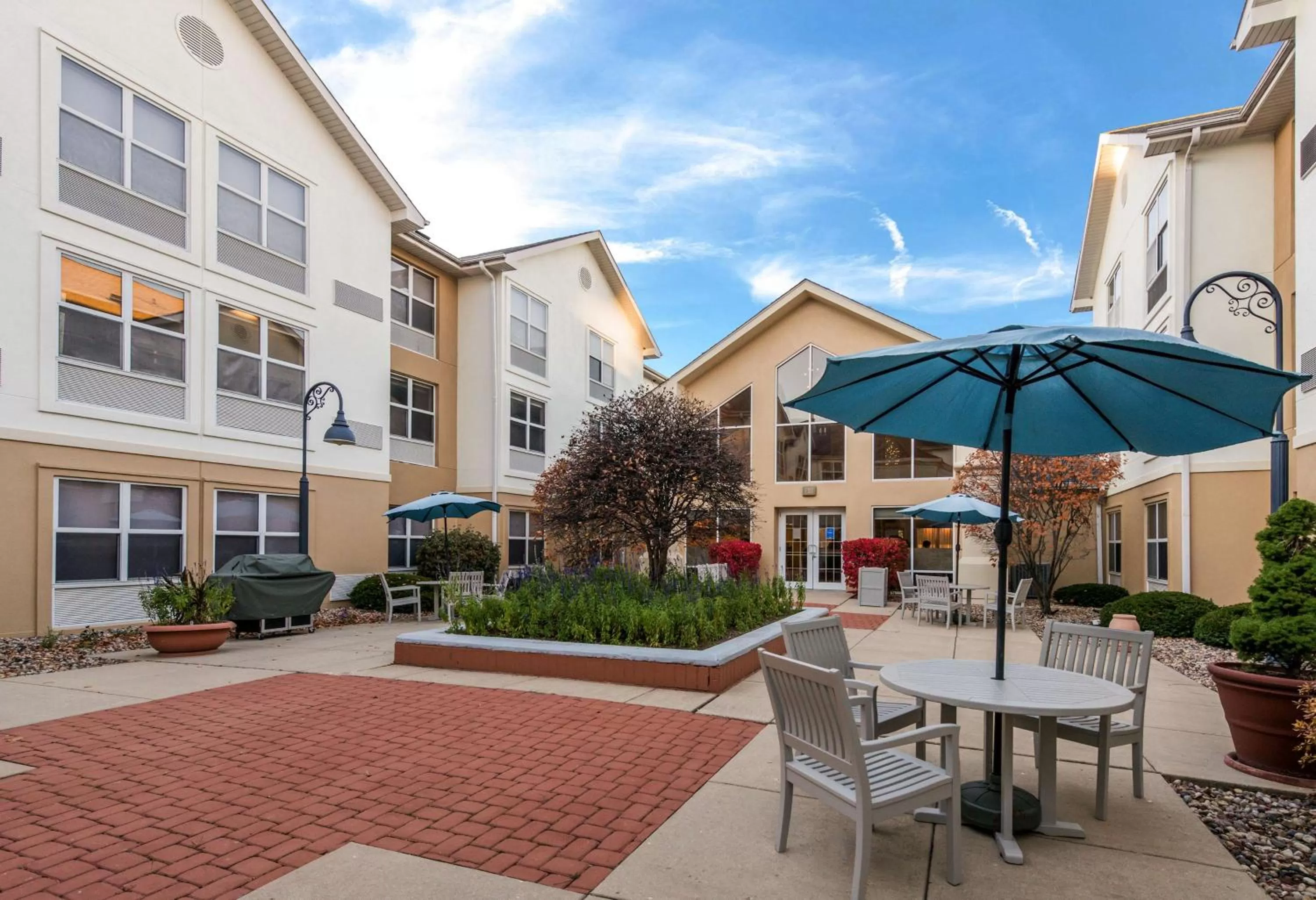 Patio in Hampton Inn & Suites Chicago-Hoffman Estates
