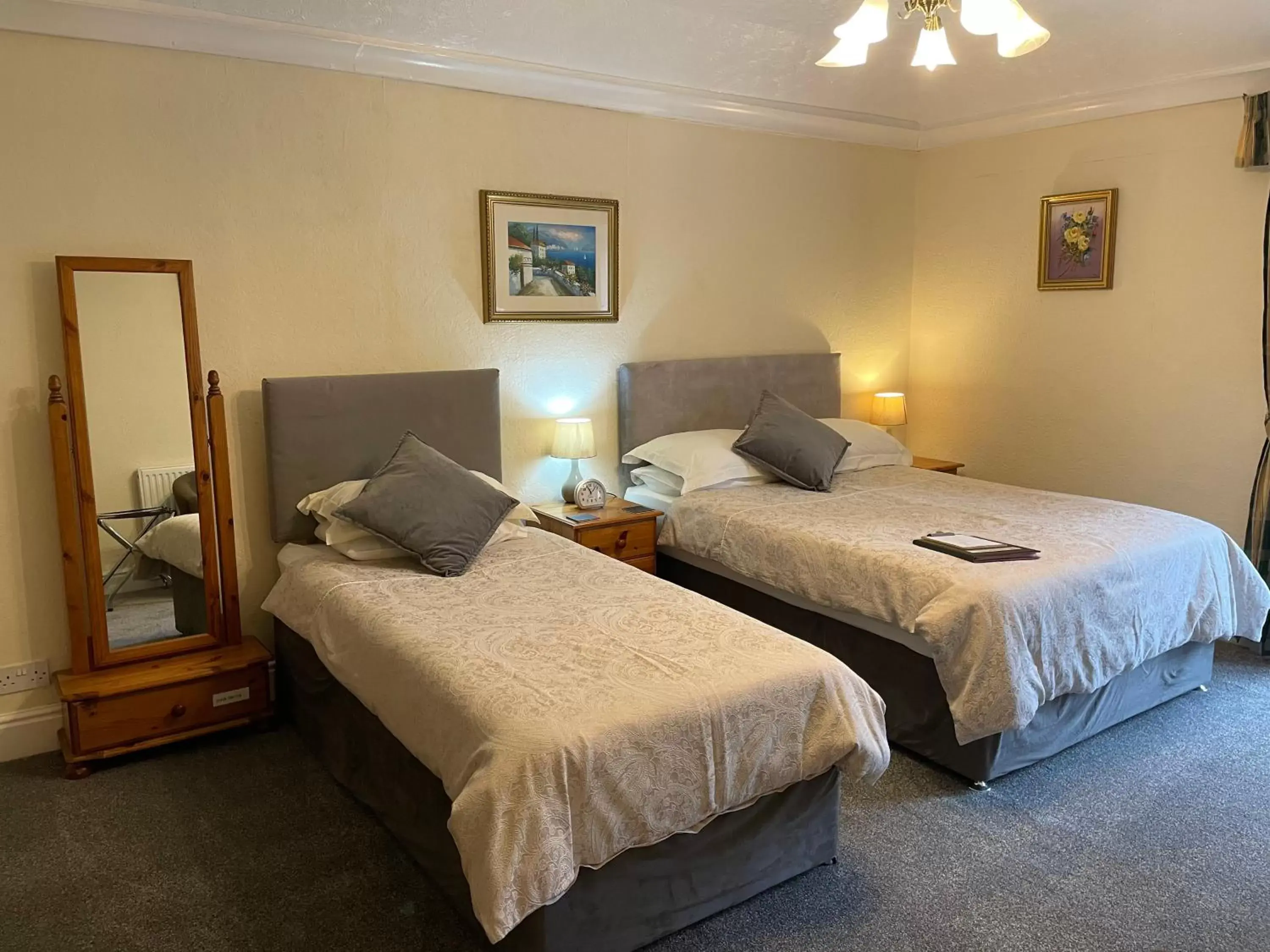 Double or Twin Room with Garden View in Bron Menai Guest House Double or Twin Room with Garden View in Bron Menai Guest House