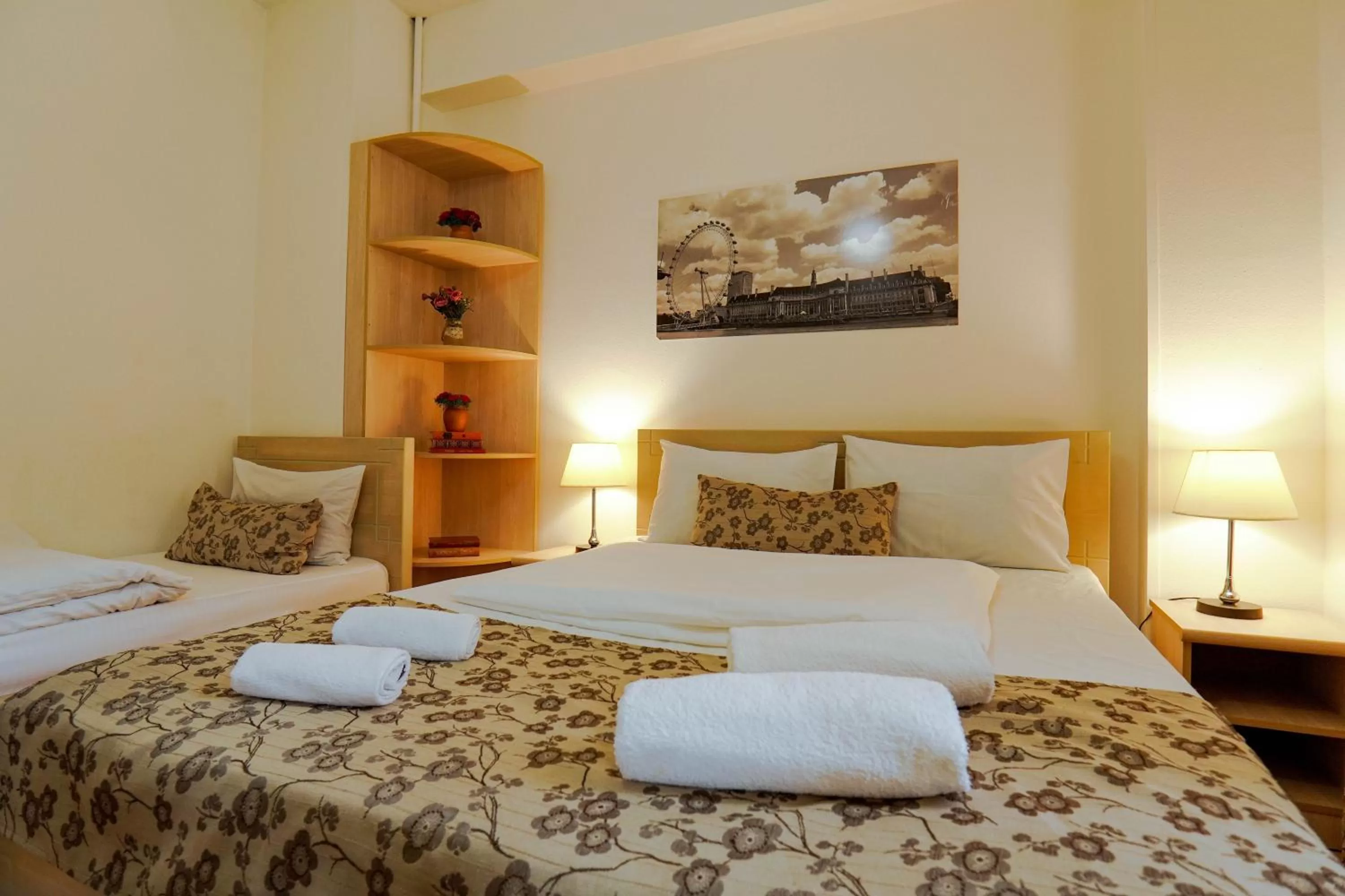 Bedroom, Bed in Check-In Hotel