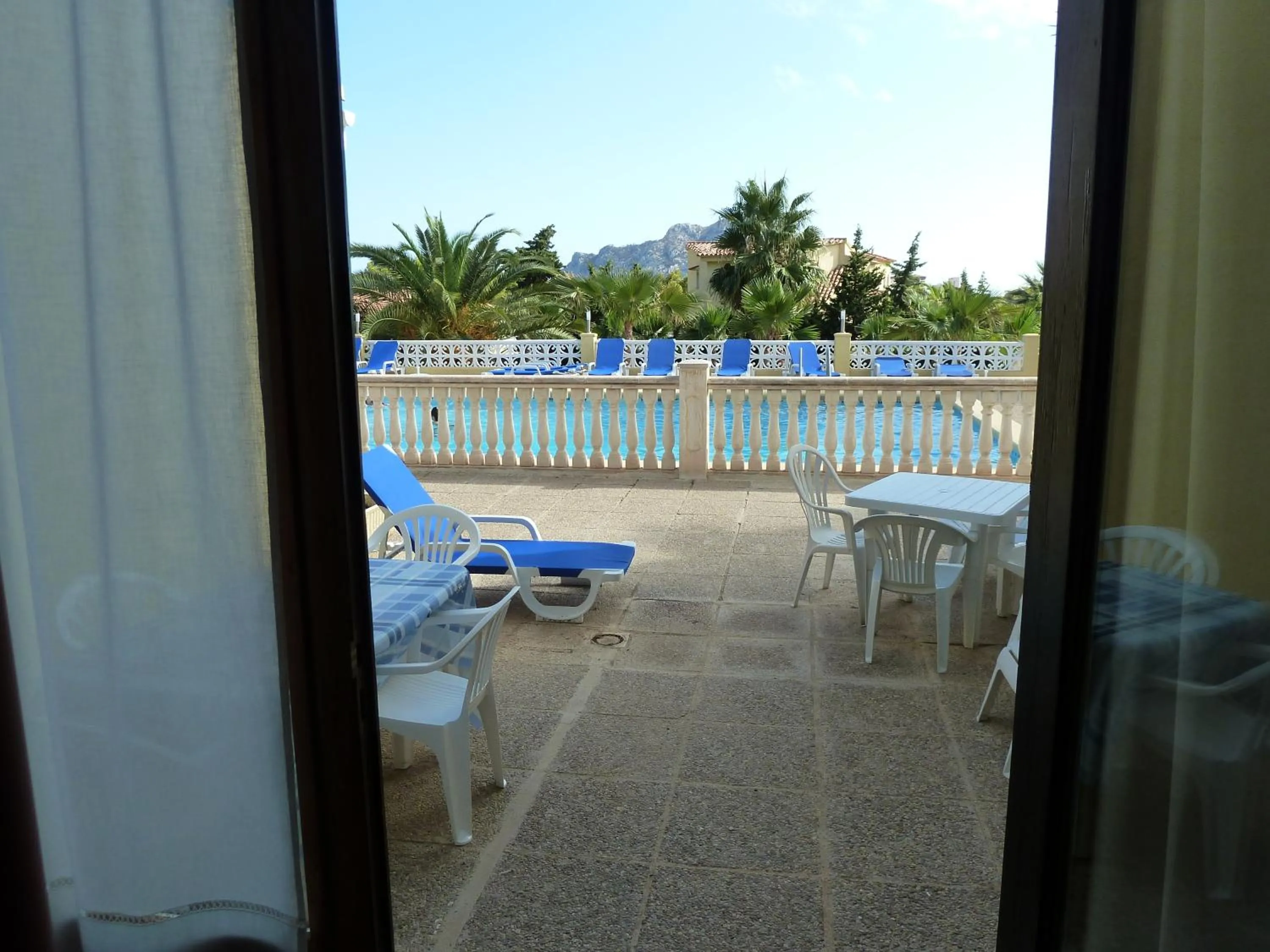 Pool view in Aparthotel Carrio Sol - Monty´s