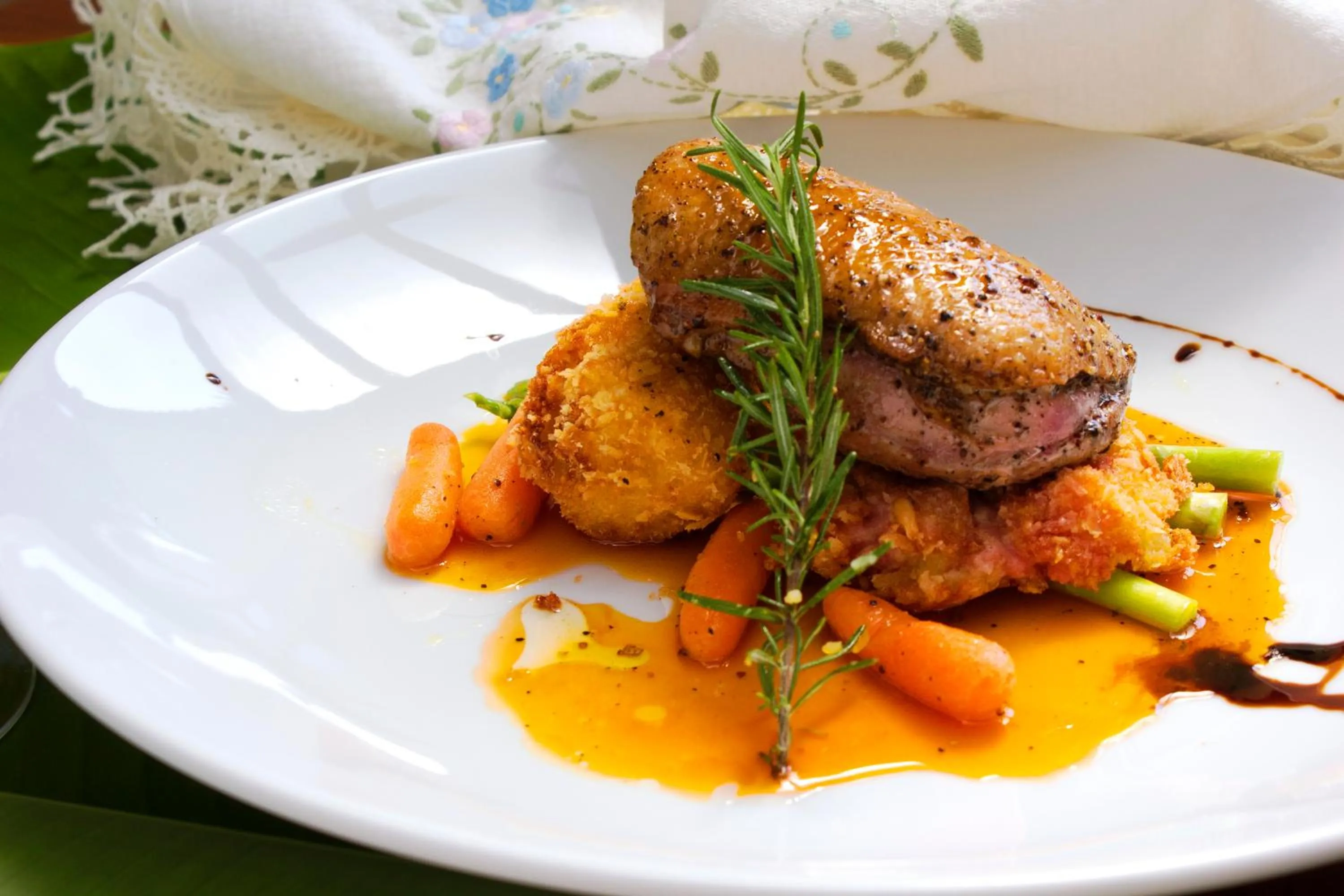 Restaurant/places to eat in ON Hotel Phuket - SHA