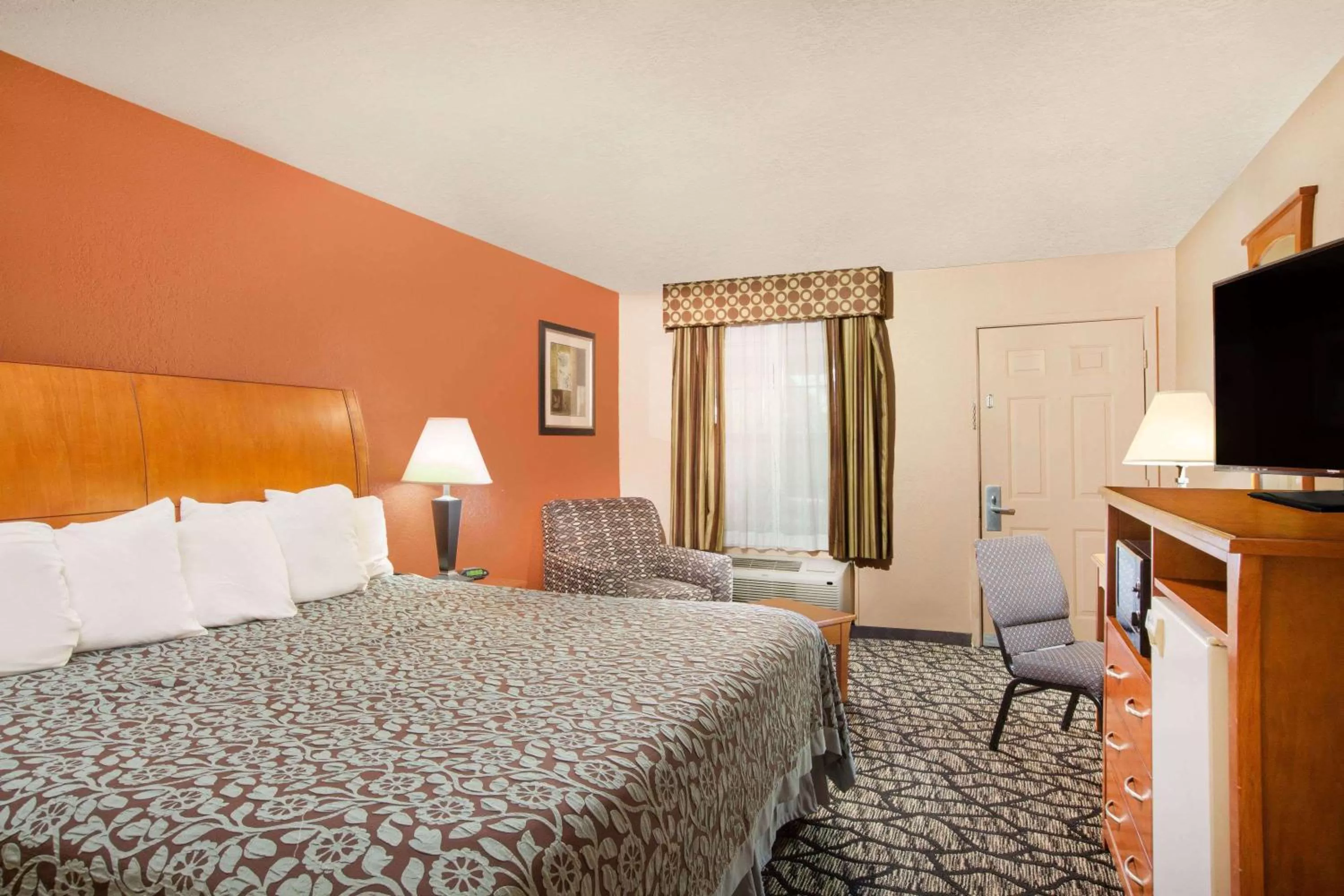 Photo of the whole room, Bed in Days Inn by Wyndham Centerville