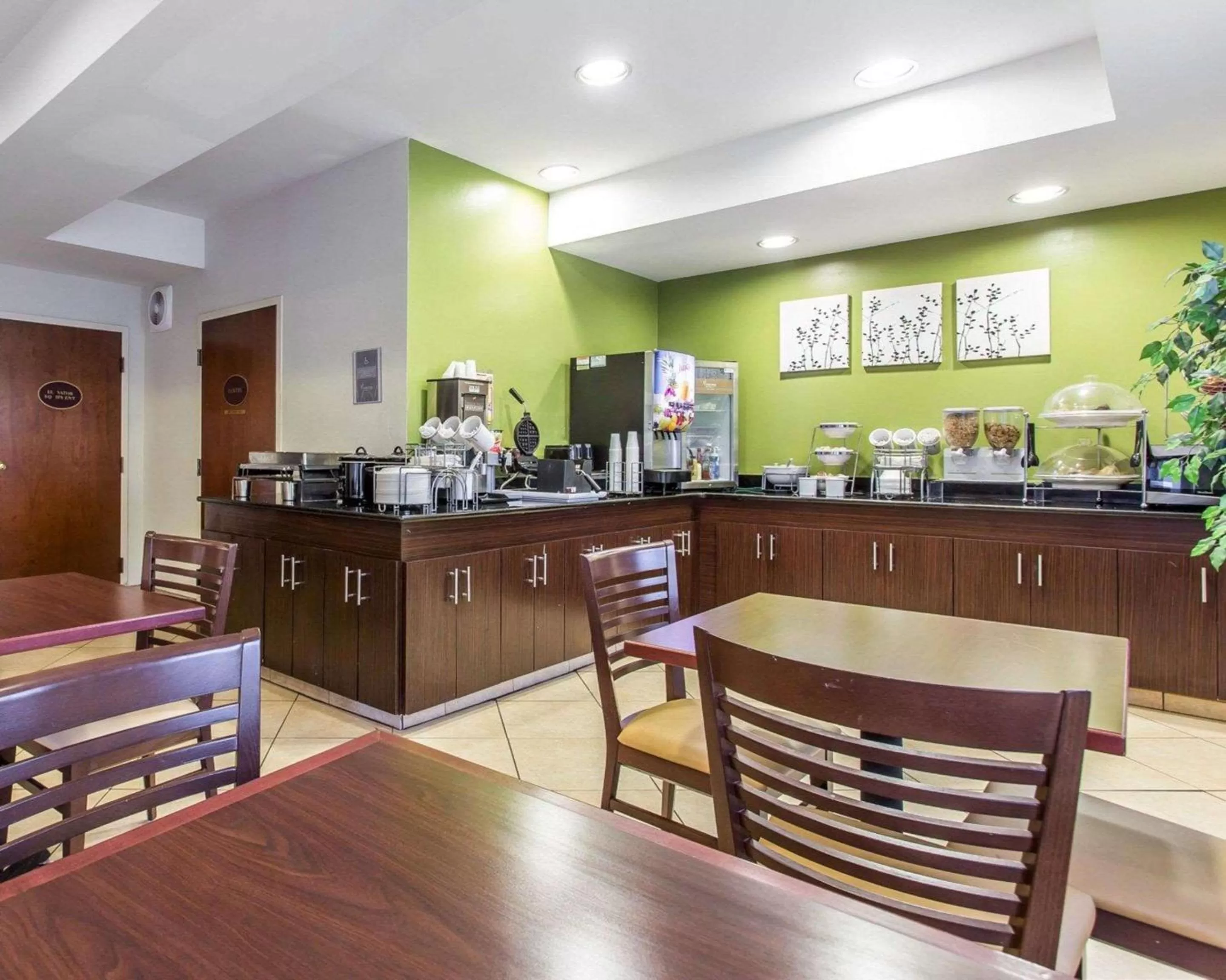 Restaurant/places to eat in Sleep Inn Columbia