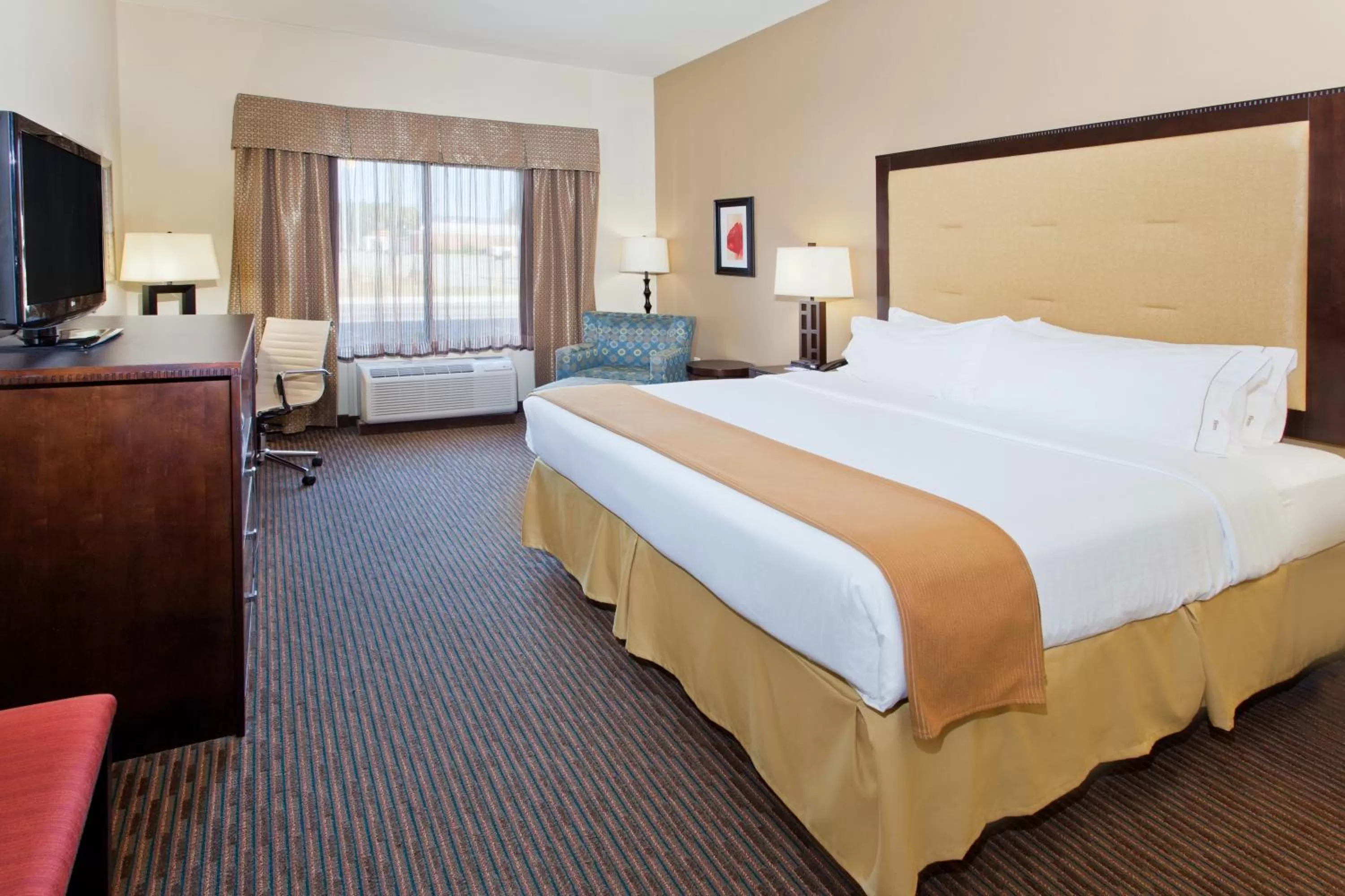 Photo of the whole room, Bed in Holiday Inn Express Hotel & Suites Cordele North by IHG