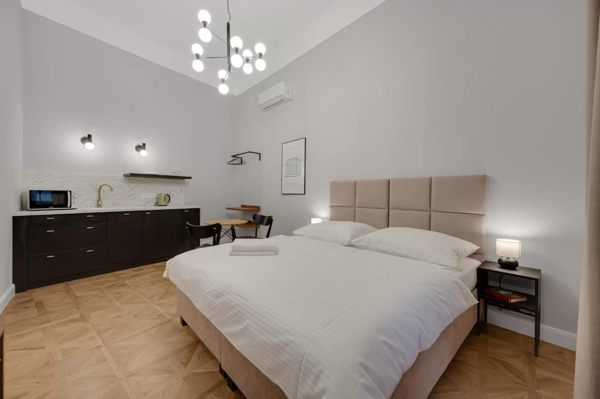 Kitchen or kitchenette, Bed in Palace Apartments