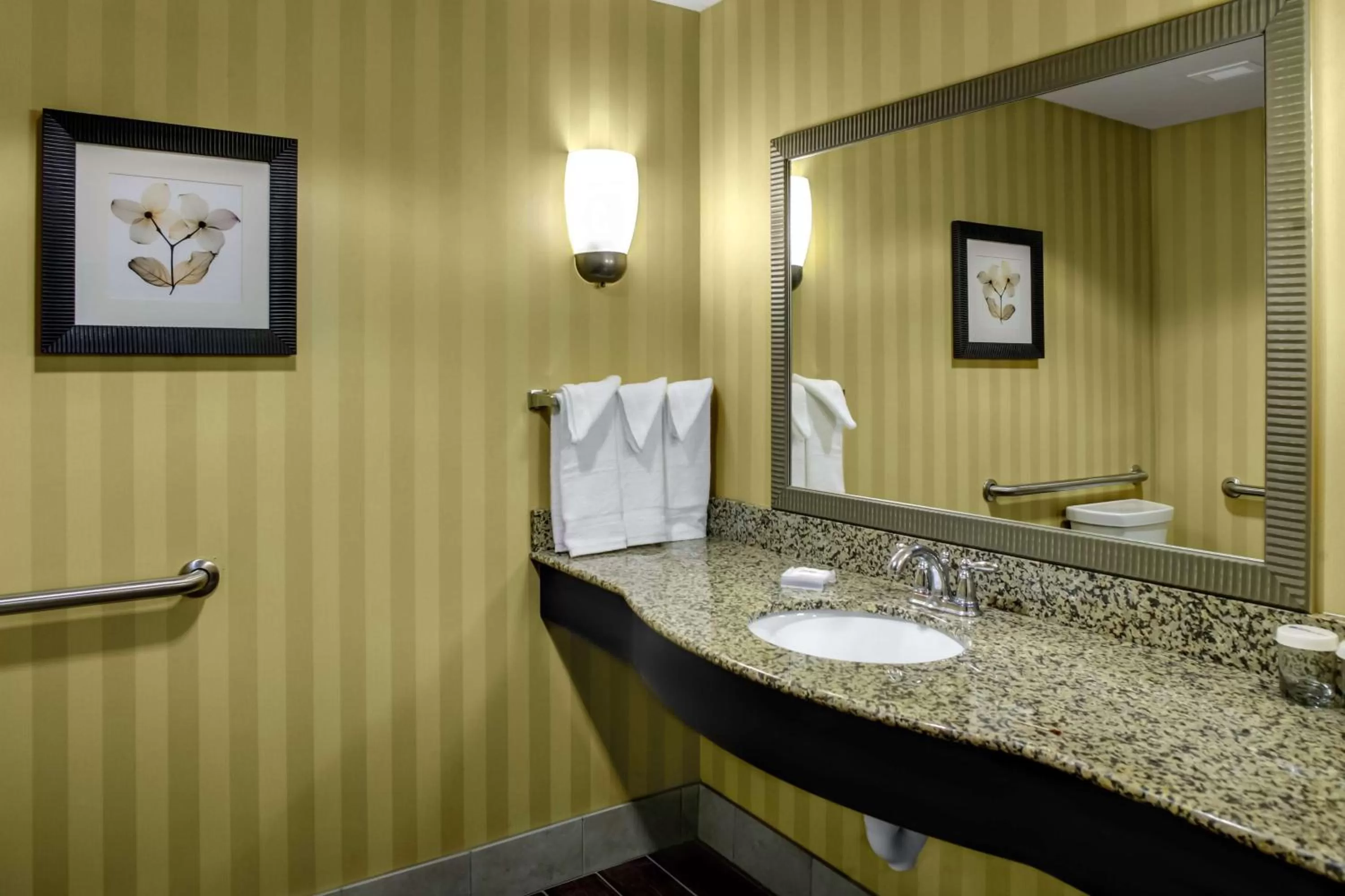 Bathroom in Hilton Garden Inn Pittsburgh/Cranberry