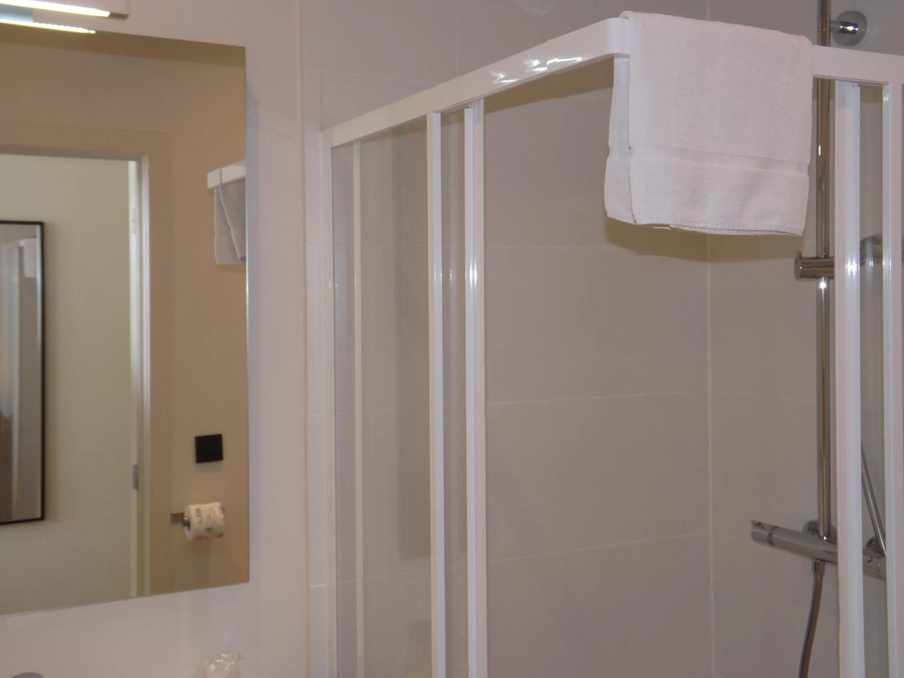 Bathroom in Hotel Le Parisien