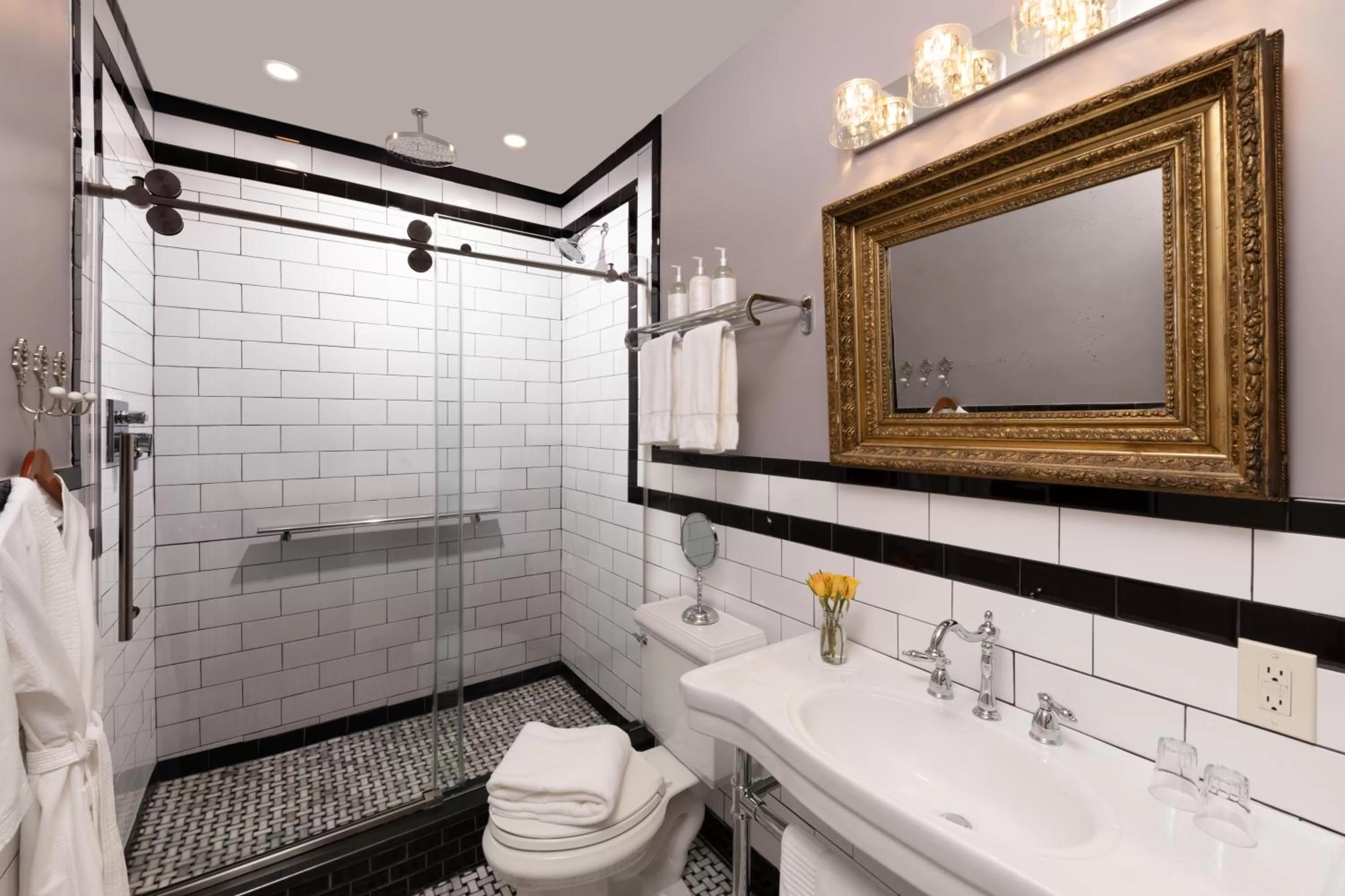 Shower, Bathroom in Rosemont Inn