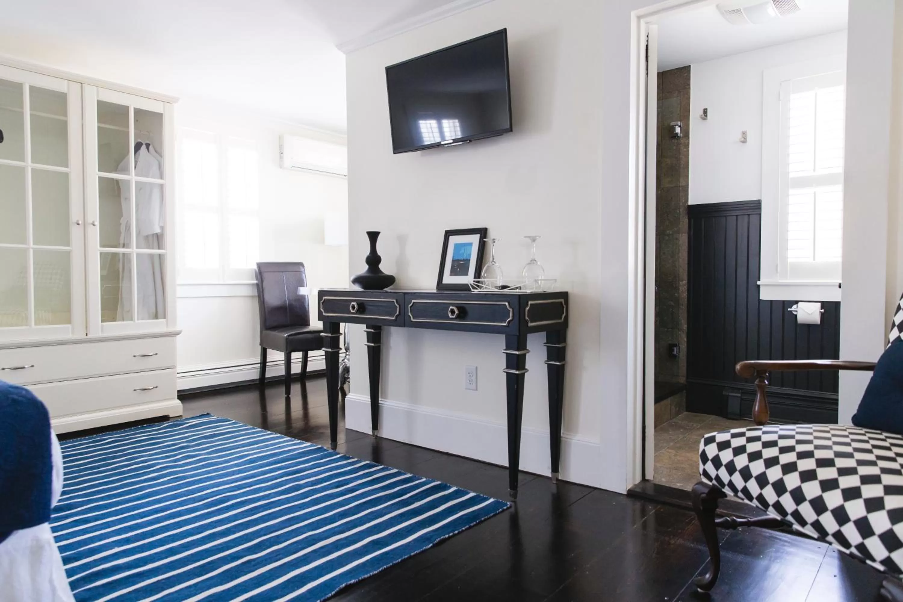 Bathroom, TV/Entertainment Center in The Platinum Pebble Boutique Inn - Adults Only Property