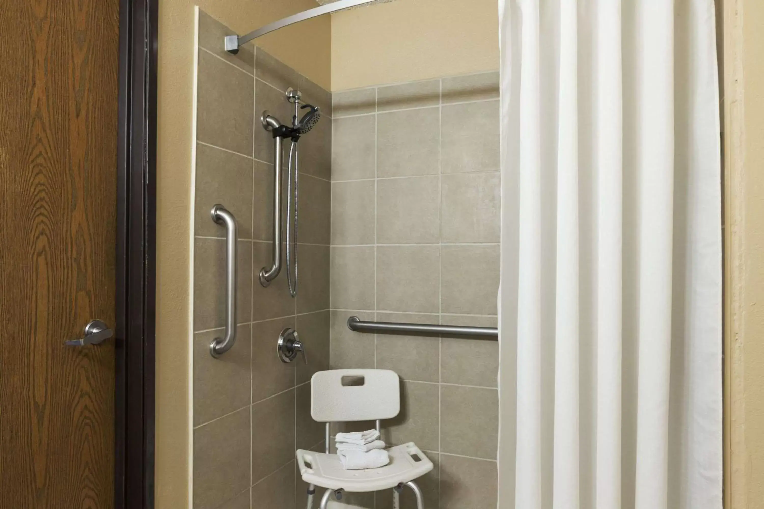 Queen Room - Disability Access/Non-Smoking in Super 8 by Wyndham Taylor/Detroit Area Queen Room - Disability Access/Non-Smoking in Super 8 by Wyndham Taylor/Detroit Area