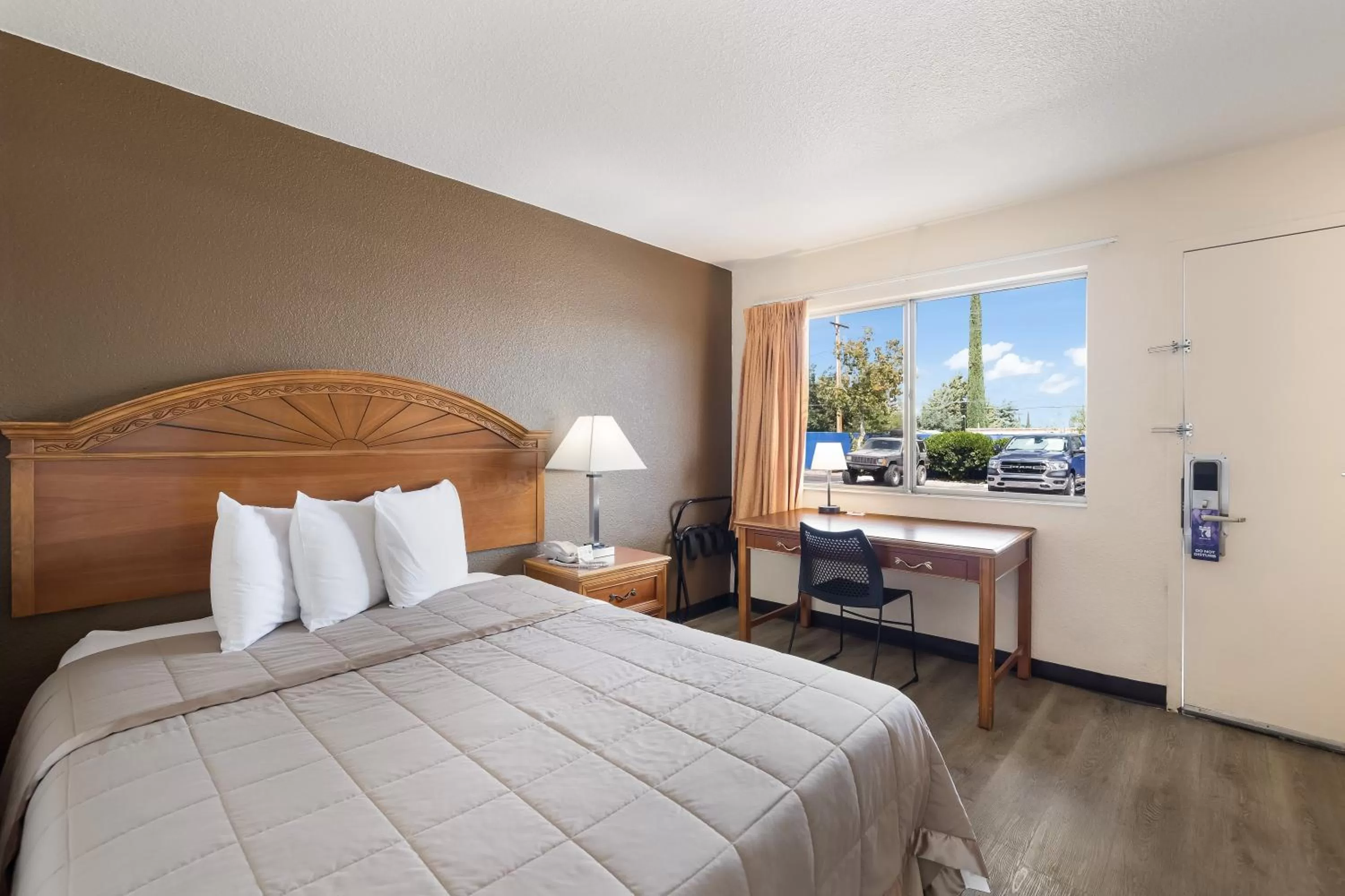 Bed in Knights Inn Sierra Vista / East Fry