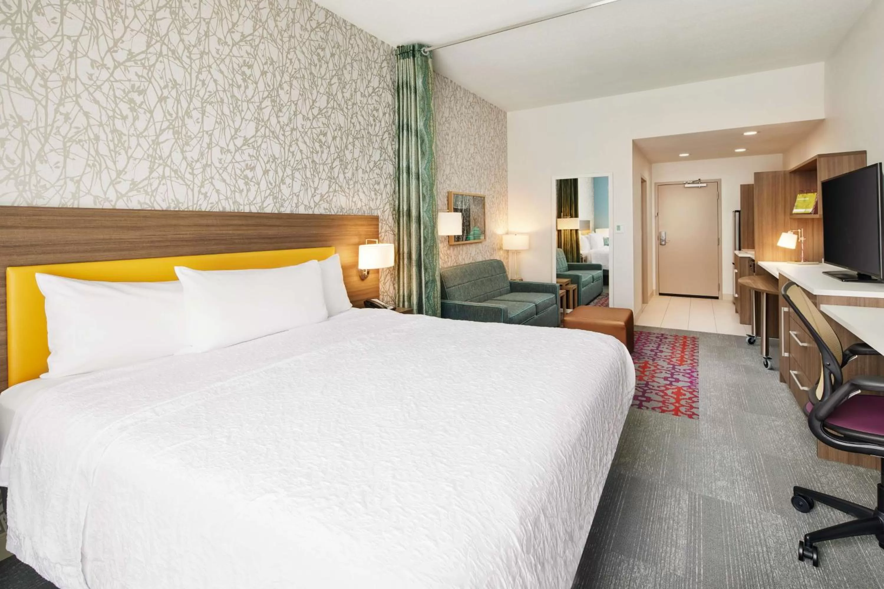 Living room, Bed in Home2 Suites By Hilton Stuart