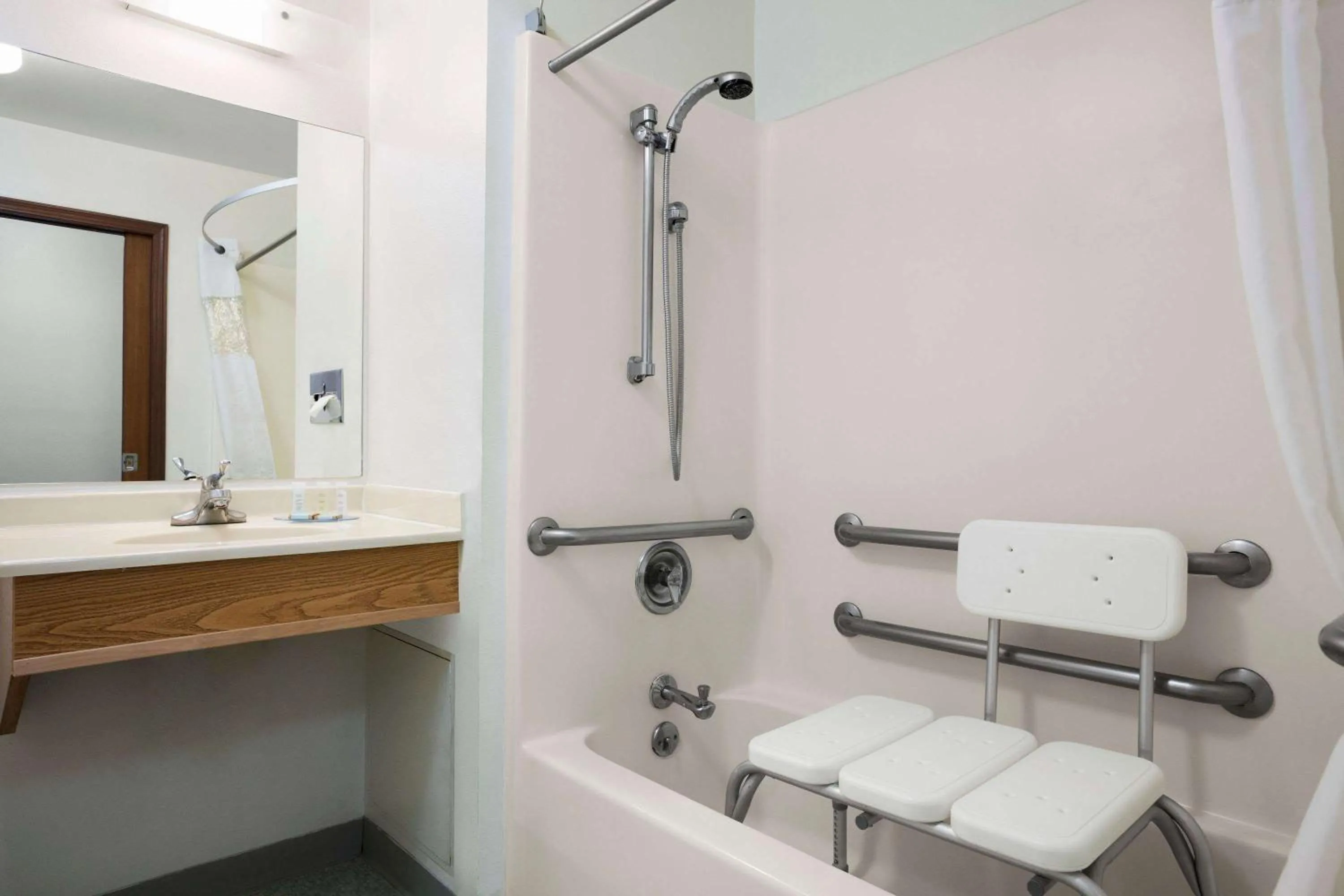 Photo of the whole room in Travelodge by Wyndham Elko NV