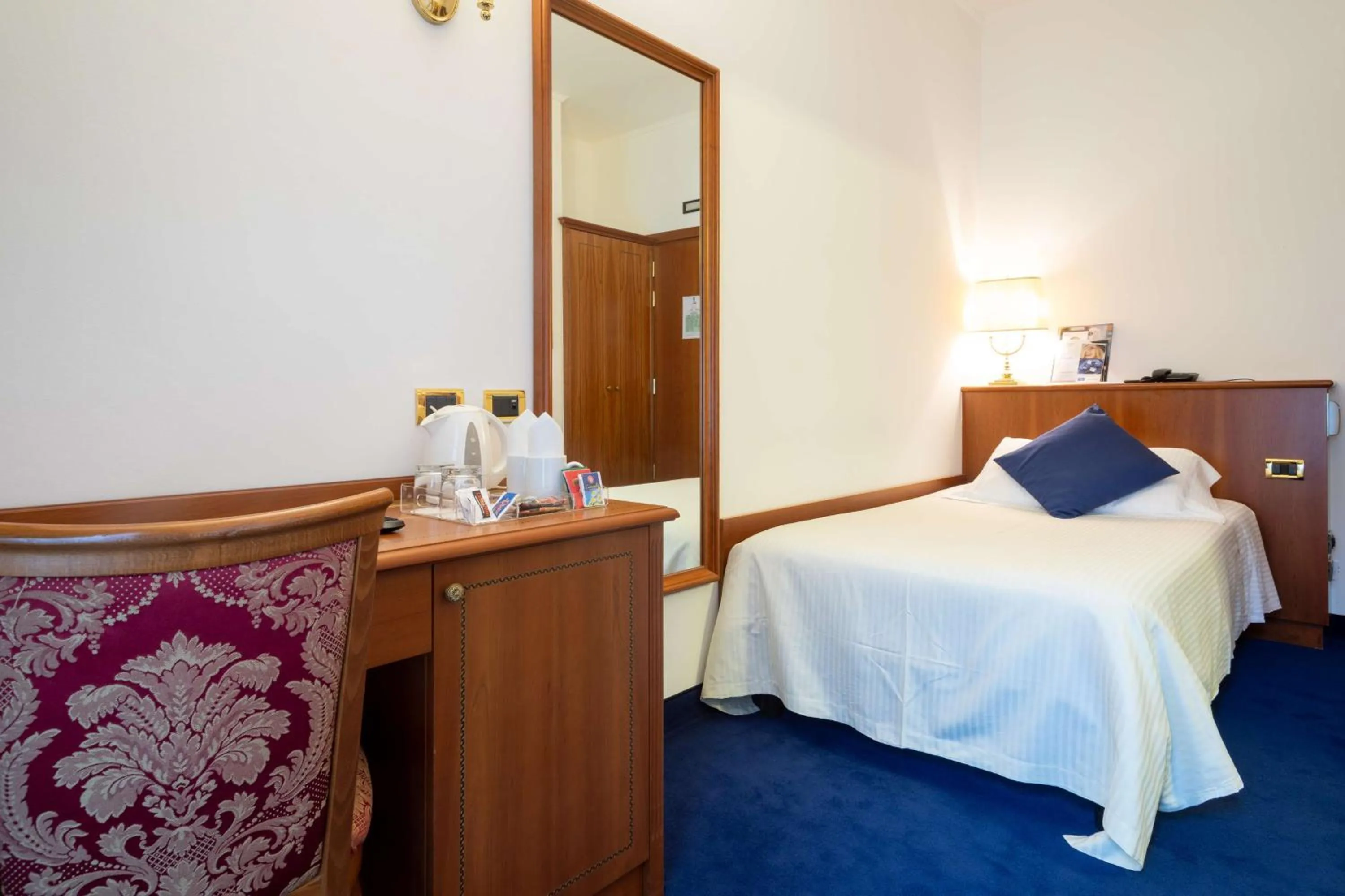 Photo of the whole room, Bed in Hotel Cappello D'Oro, BW Signature Collection