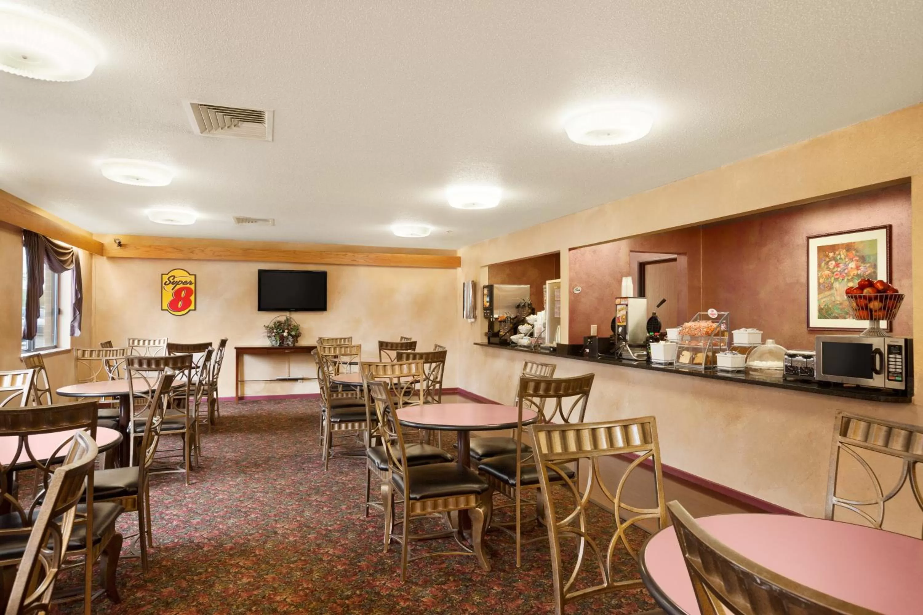 Communal lounge/ TV room in Super 8 by Wyndham Milwaukee Airport