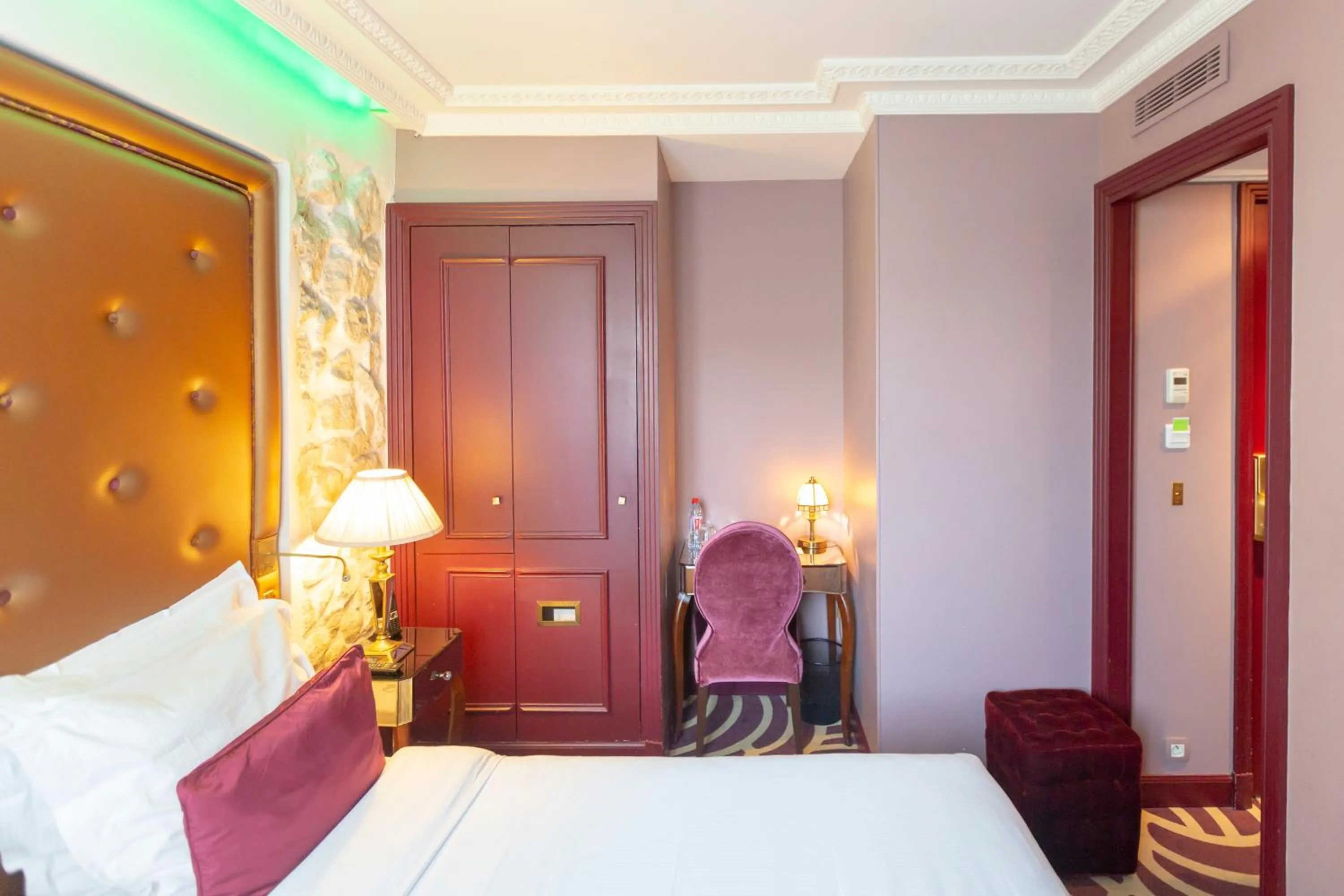 Bed in Hotel Du Beaumont