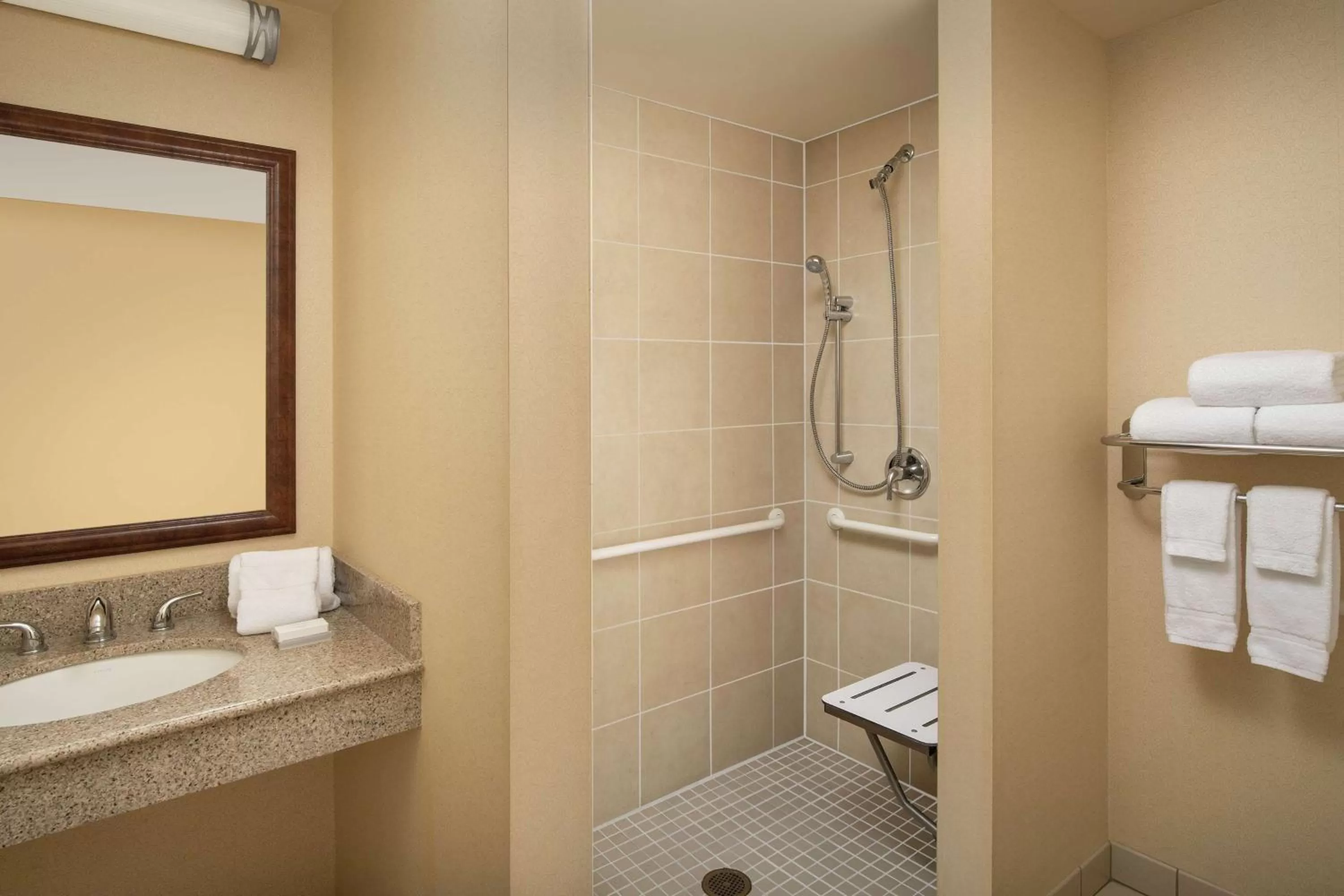 Bathroom in Hilton Garden Inn Yakima Downtown