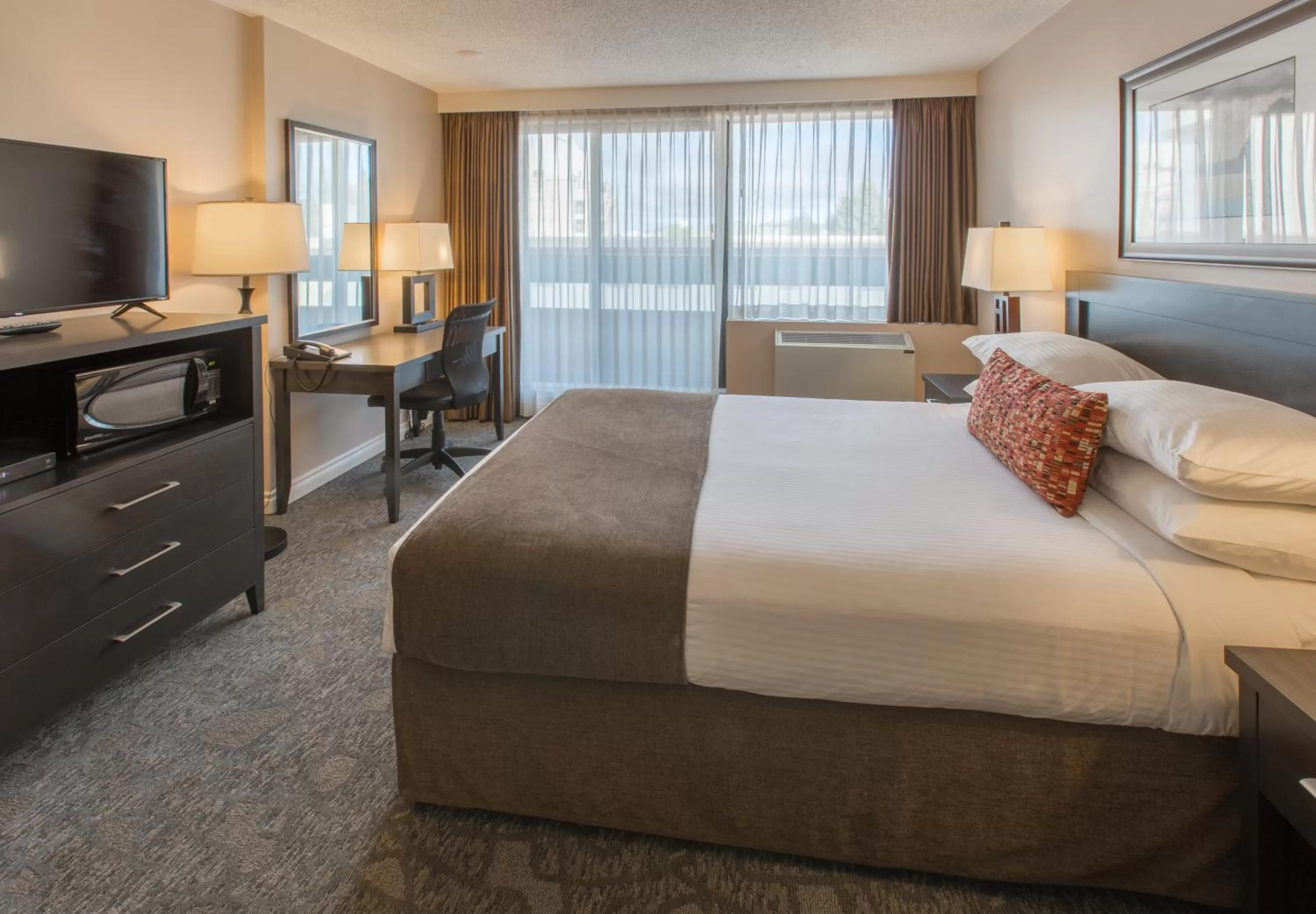 Bedroom, Bed in The Embassy Inn