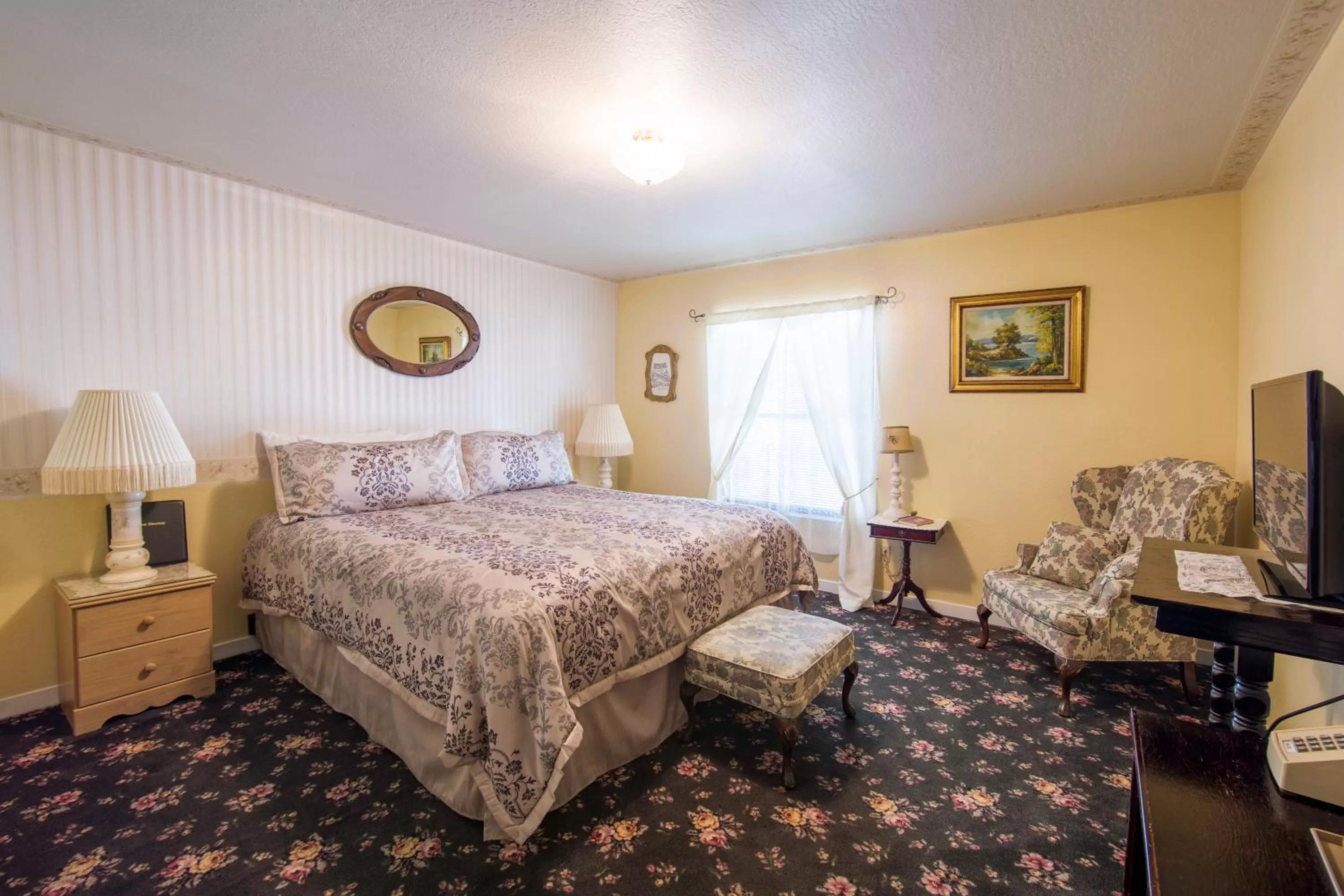 Photo of the whole room, Bed in Historic Cary House Hotel